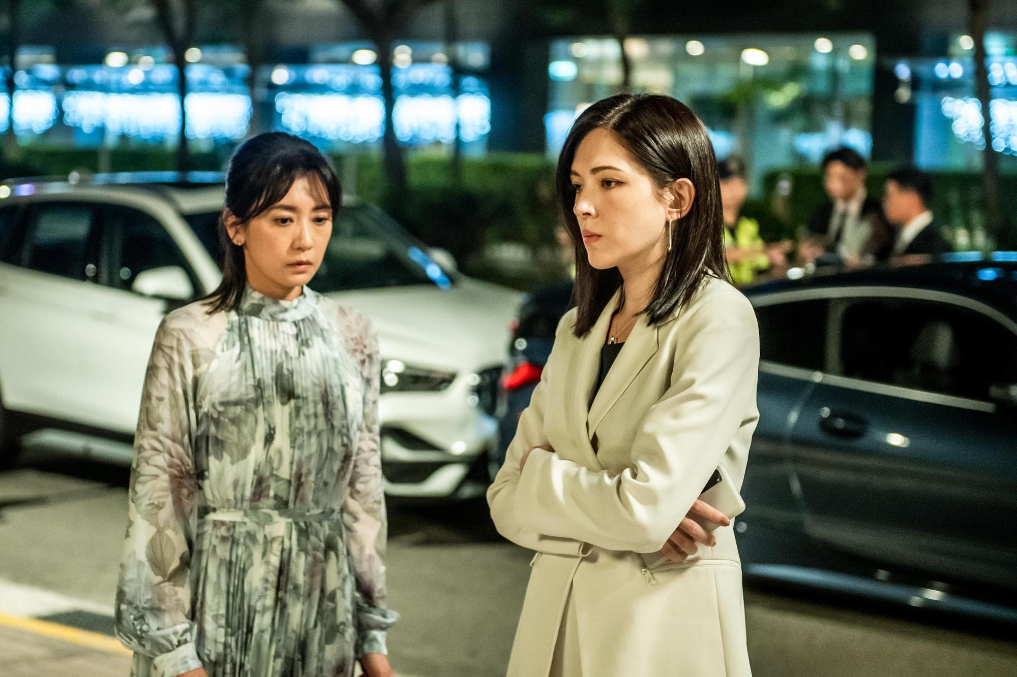 Netflix新劇《她和她的她》許瑋甯、賈靜雯捲凶殺案,演技爆棚。(Netflix提供)