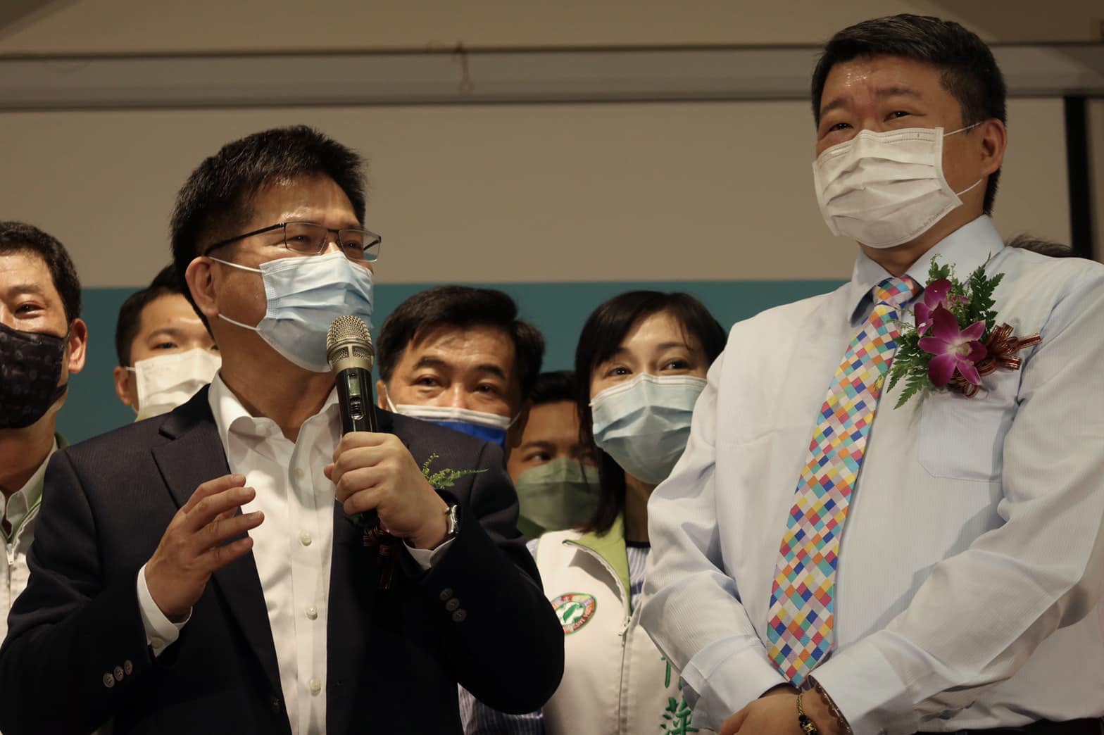 針對侯友宜團隊提出學歷聲明遭警大打臉，林佳龍（左）競辦發言人何博文（右）批評，現在今真相大白，侯友宜必須正式跟社會道歉。（翻攝自何博文臉書）