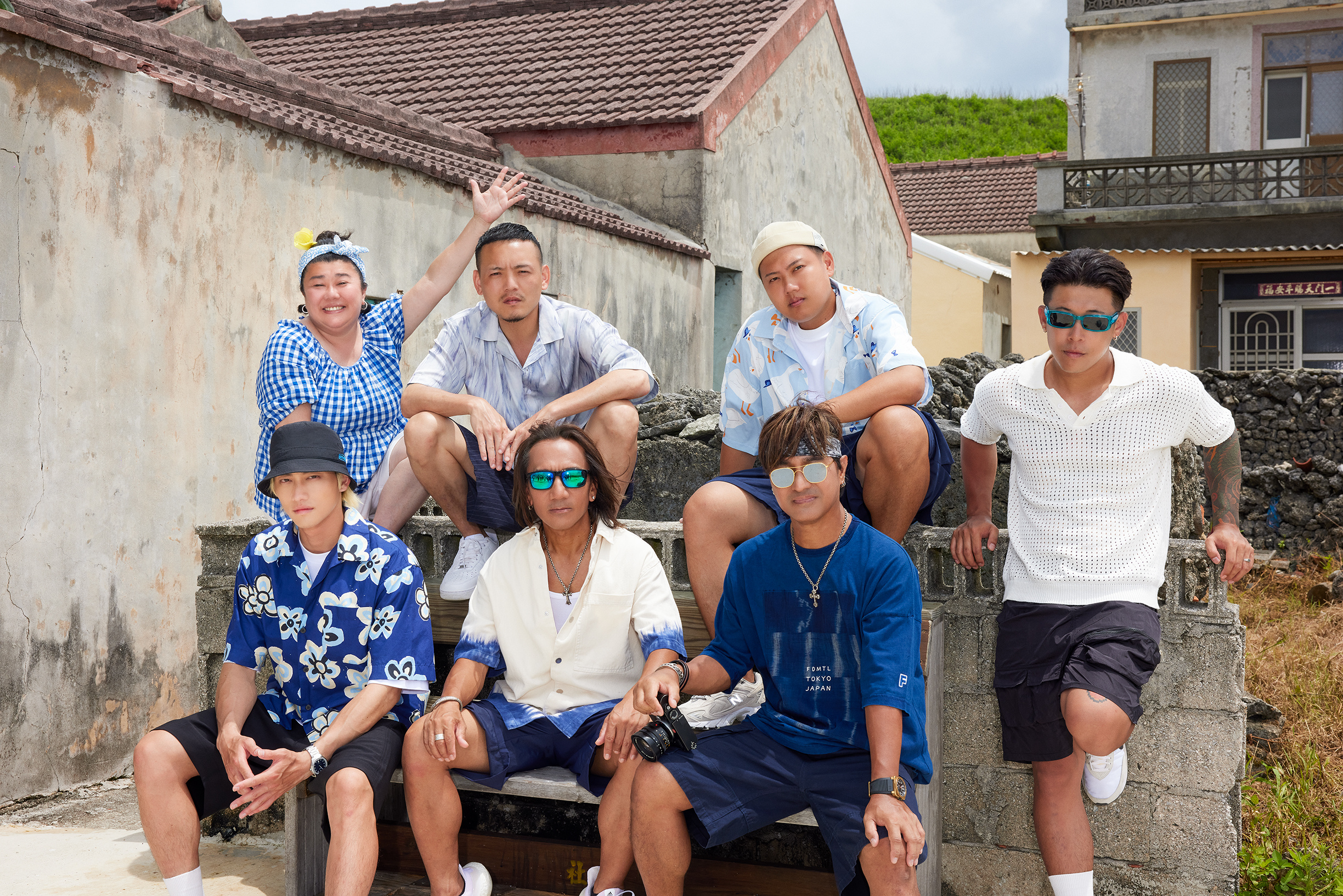 （前排左起）范少勳、顏志琳、尤秋興、（後排左起）林美秀、春風、洋蔥、健志到澎湖出外景。（灰人文化傳媒提供） 