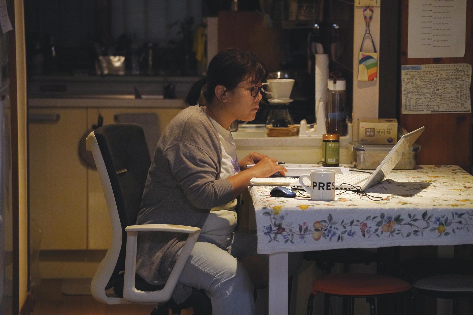 李姃垠在主演電影《女影人生》飾演一名電影導演,因作品無法獲得投資而遇上危機。(可樂電影提供)