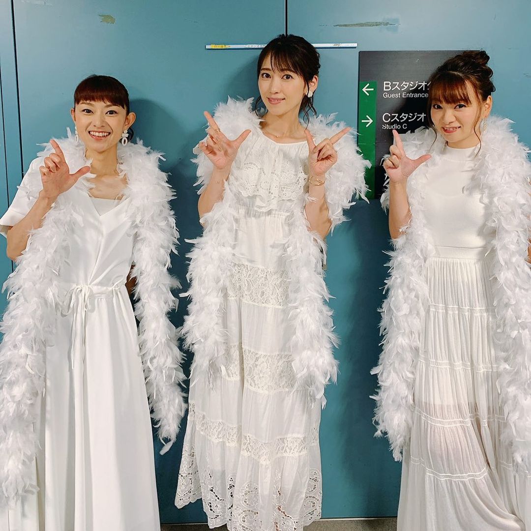 保田圭（右）雖已結婚生子，但仍不時會和早安少女組的戰友們如石黑彩（左）、飯田圭織登台演出。（翻攝自保田圭Instagram）