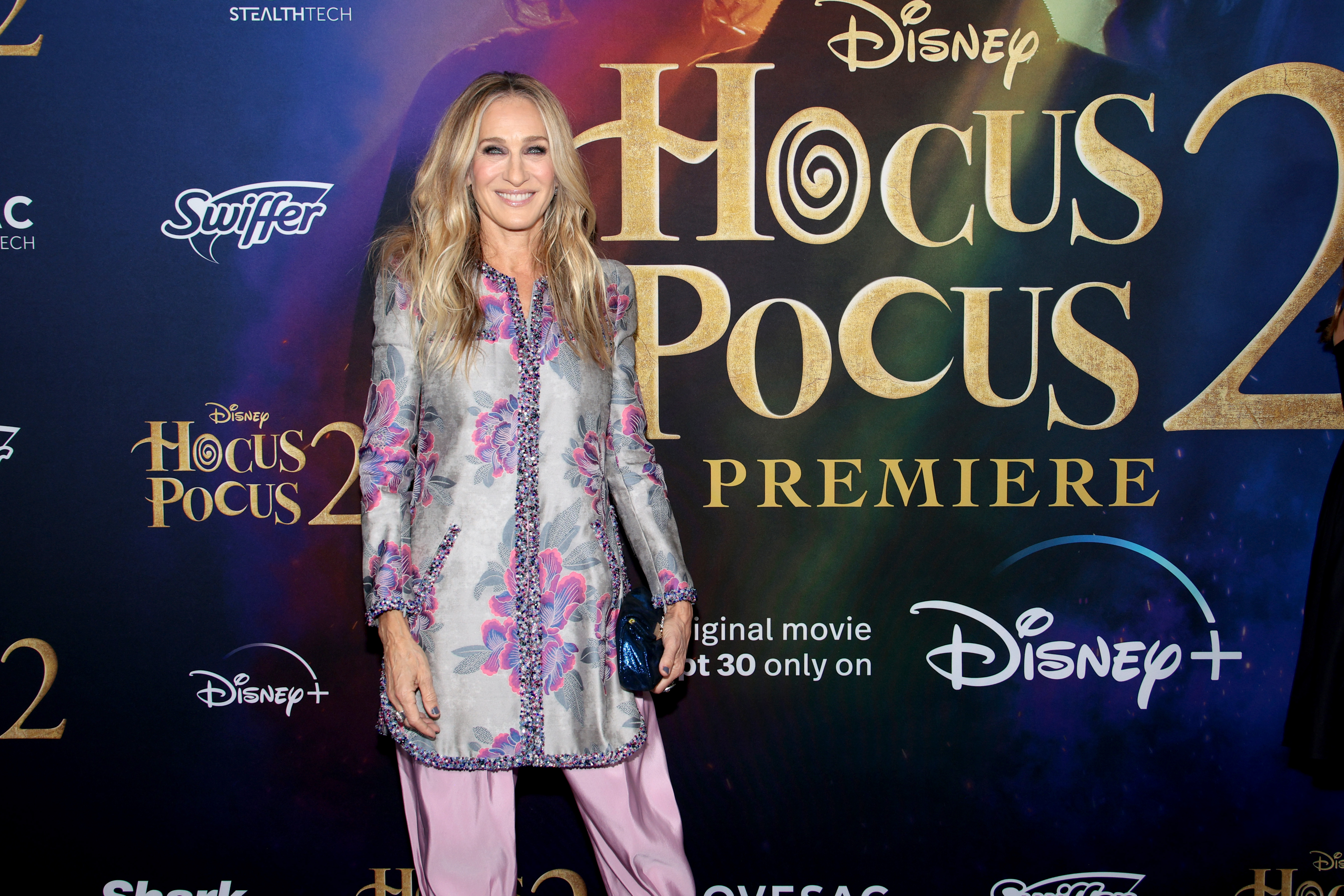 莎拉潔西卡派克在《女巫也瘋狂2》首映，透露自己真的是女巫後代。（Disney+提供）