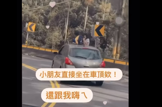 前車沿路行經髮夾彎彎道,令人為車頂上的2名小孩捏一把冷汗。(翻攝《爆廢公社公開版》)