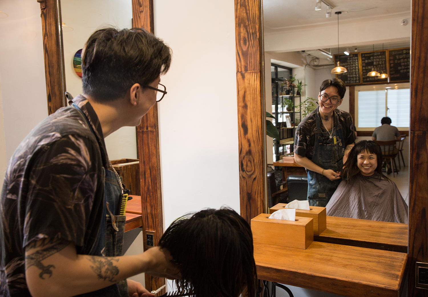 髮型設計師林柏辰（左）一出生就吃素，開設台灣第一家複合式素食髮廊，提供包括美髮、純素餐飲服務。