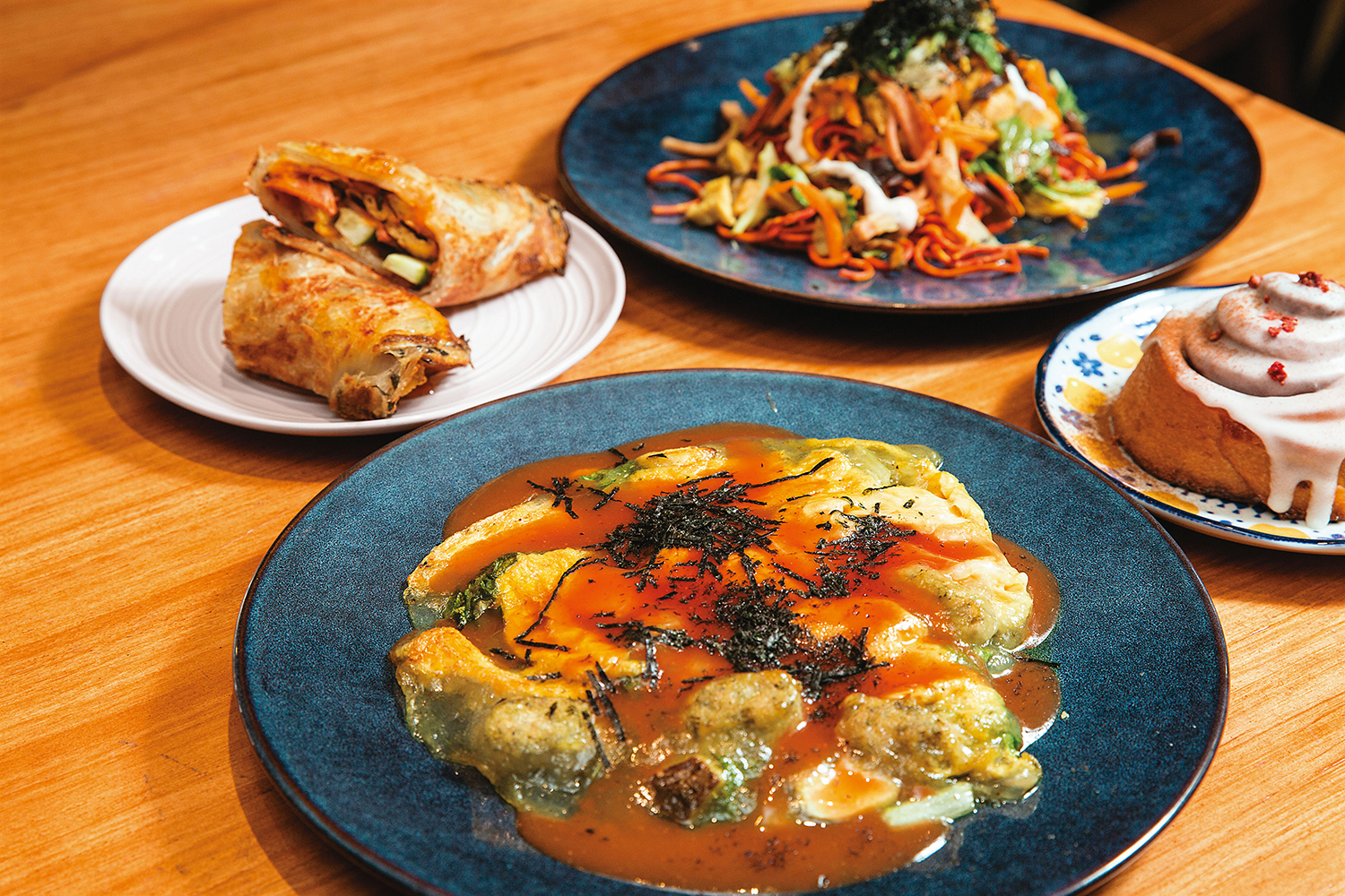 LieblingSalon的招牌料理不只沒有葷食，也不含蛋、奶、蜂蜜等食材，其中素仔煎、紅香拌麵最受歡迎。