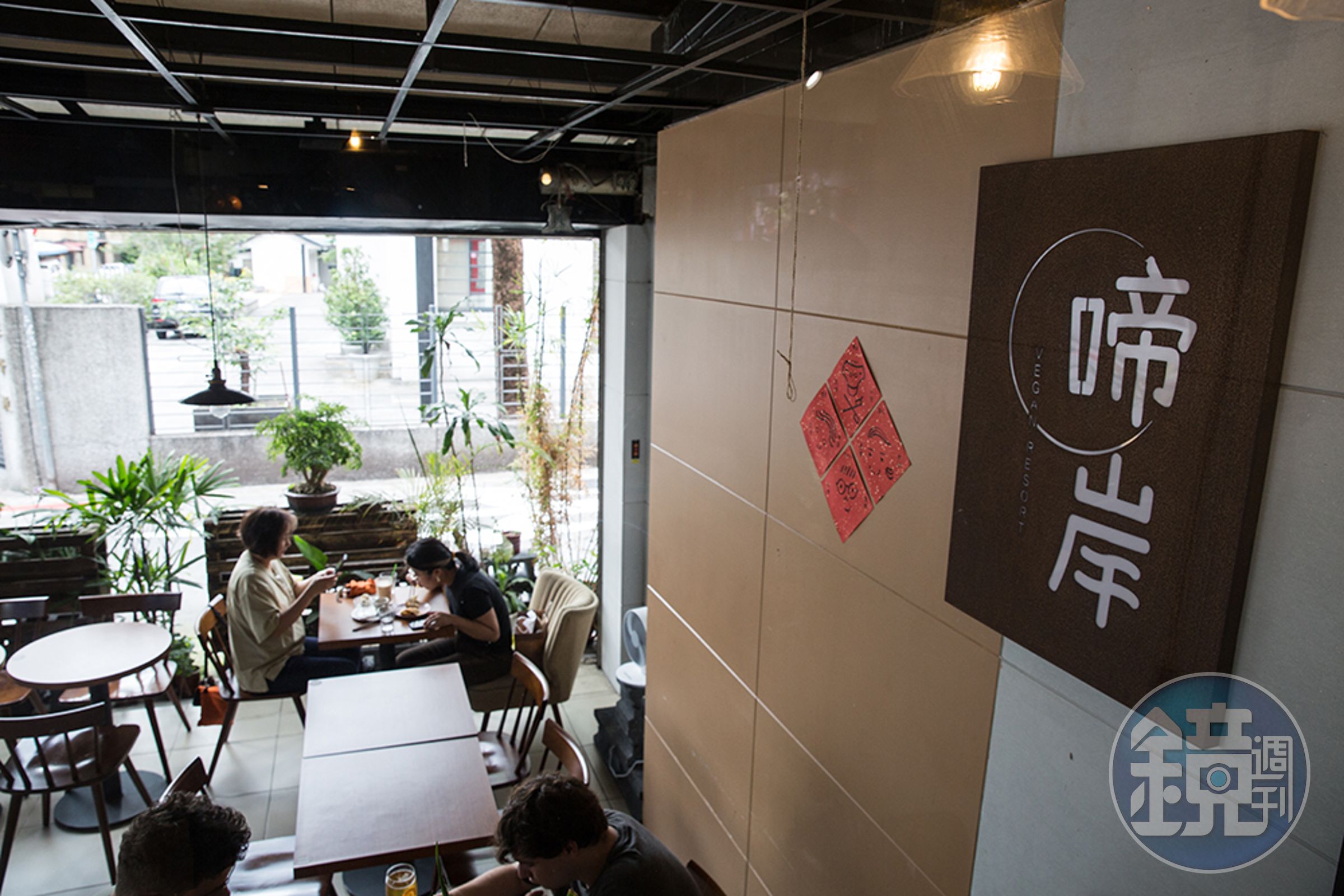 林柏辰開設LieblingSalon素食髮廊，找上知名蔬食麵包業者「嬉皮」合作，推出「啼岸」品牌，增加甜點、麵包、飲料等品項。