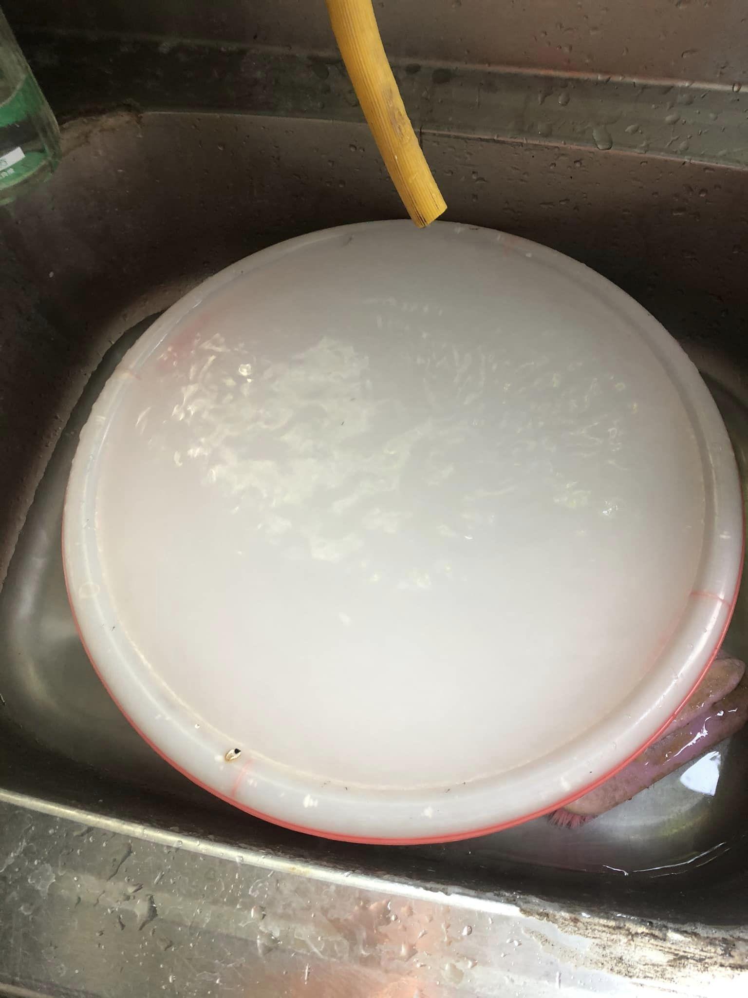 三星民眾抱怨水龍頭流出的水呈現白濁狀,看起來就像是洗米水。(翻攝自臉書社團三星大小事)