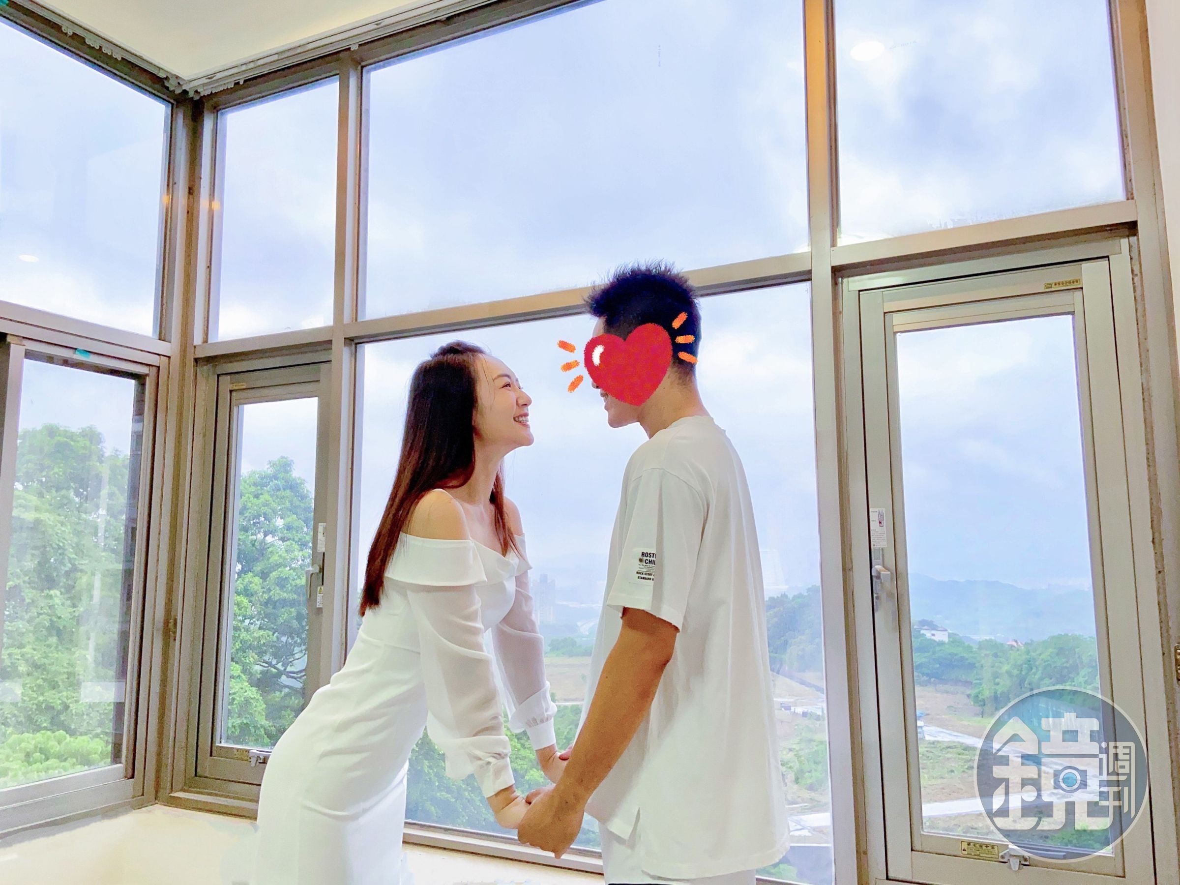 李又汝登記結婚，特別穿白色洋裝。（民視提供）