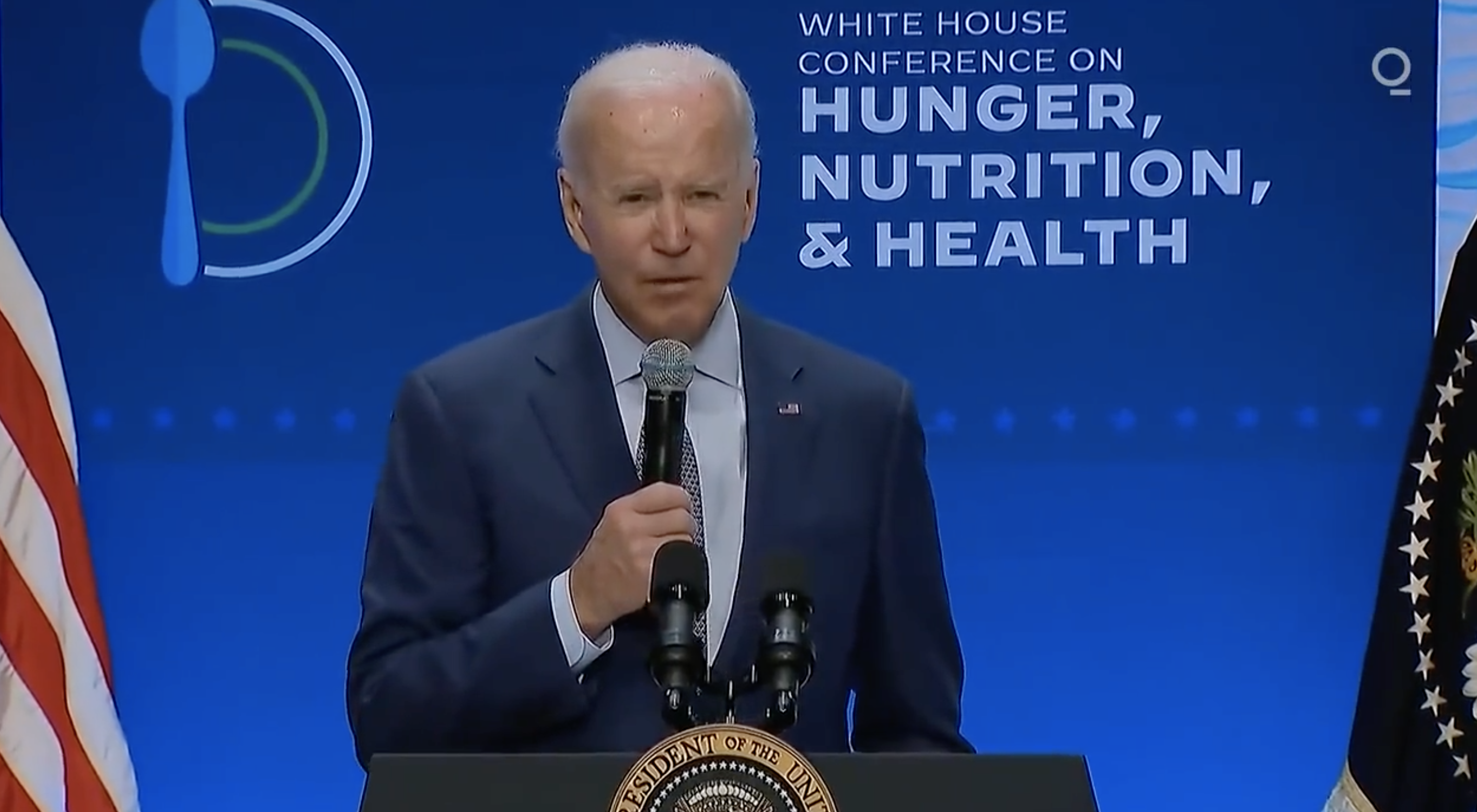 拜登出席白宮飢餓會議，卻忽然召喚亡者，引發熱議。（翻攝@charliespiering推特影片）