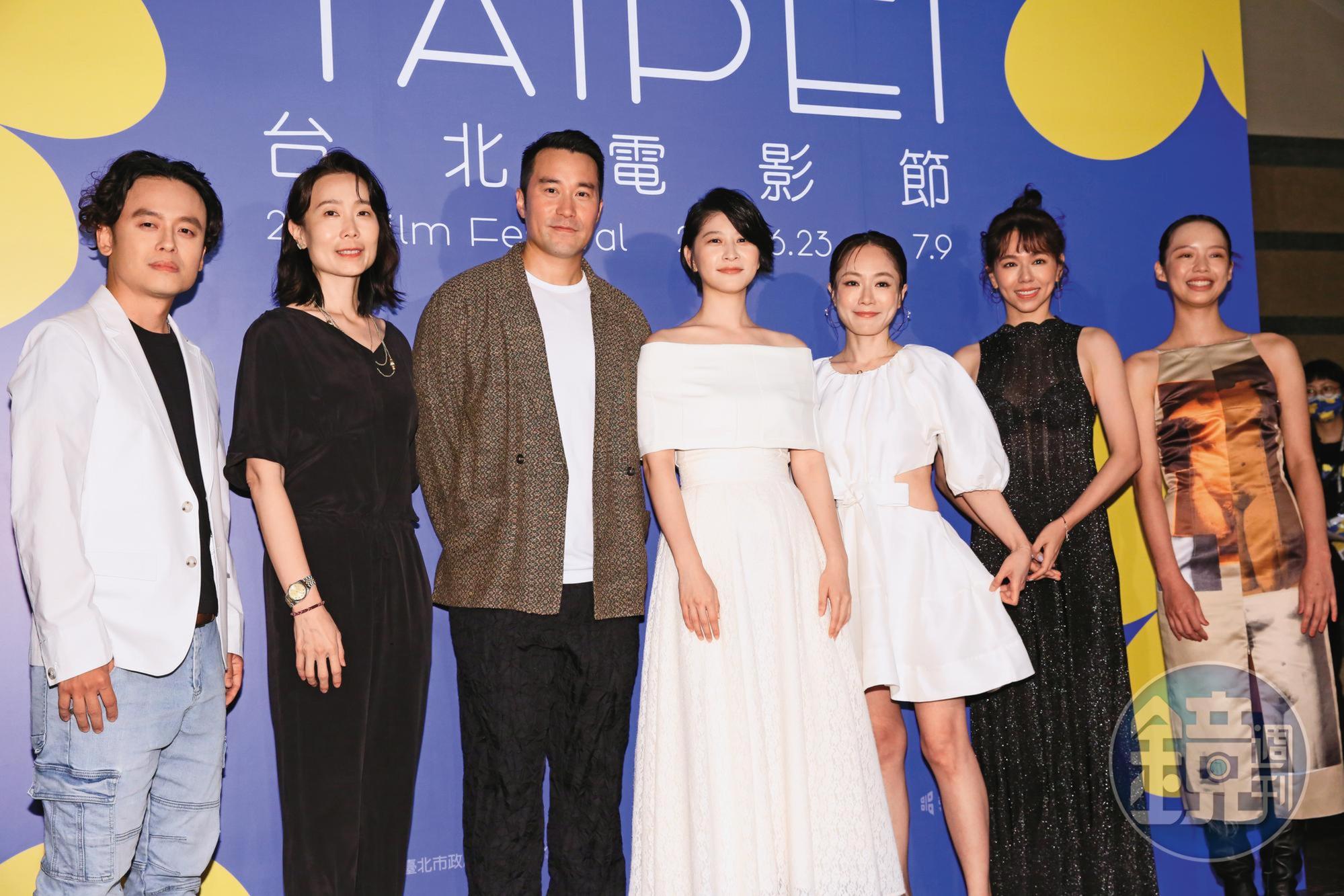 導演唐福睿(左起)、監製麻生汶與主要演員張孝全、江宜蓉、尹馨、夏于喬和王渝屏等,一同出席台北電影節閉幕活動。