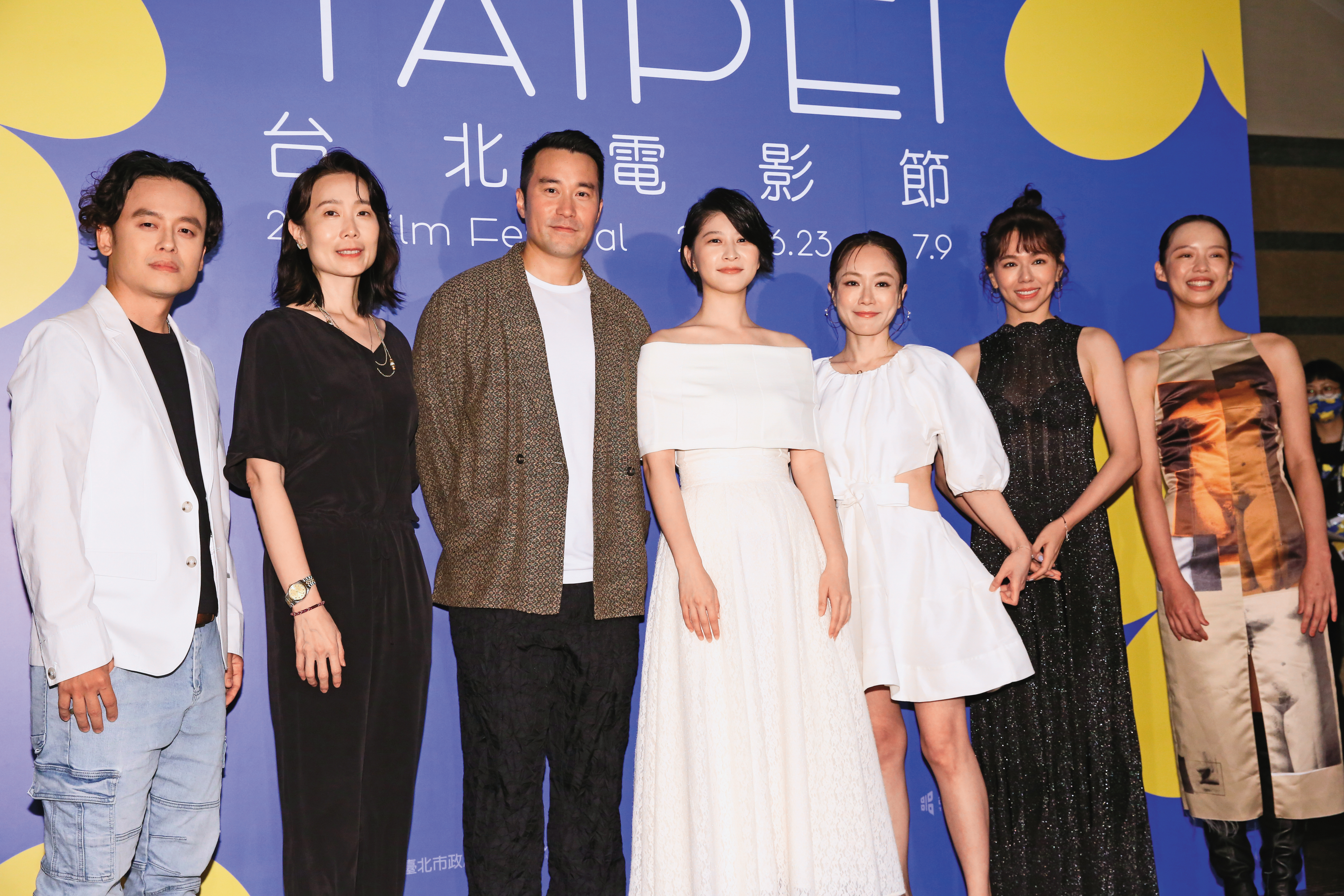 導演唐福睿（左起）、監製麻生汶與主要演員張孝全、江宜蓉、尹馨、夏于喬和王渝屏等，一同出席台北電影節閉幕活動。