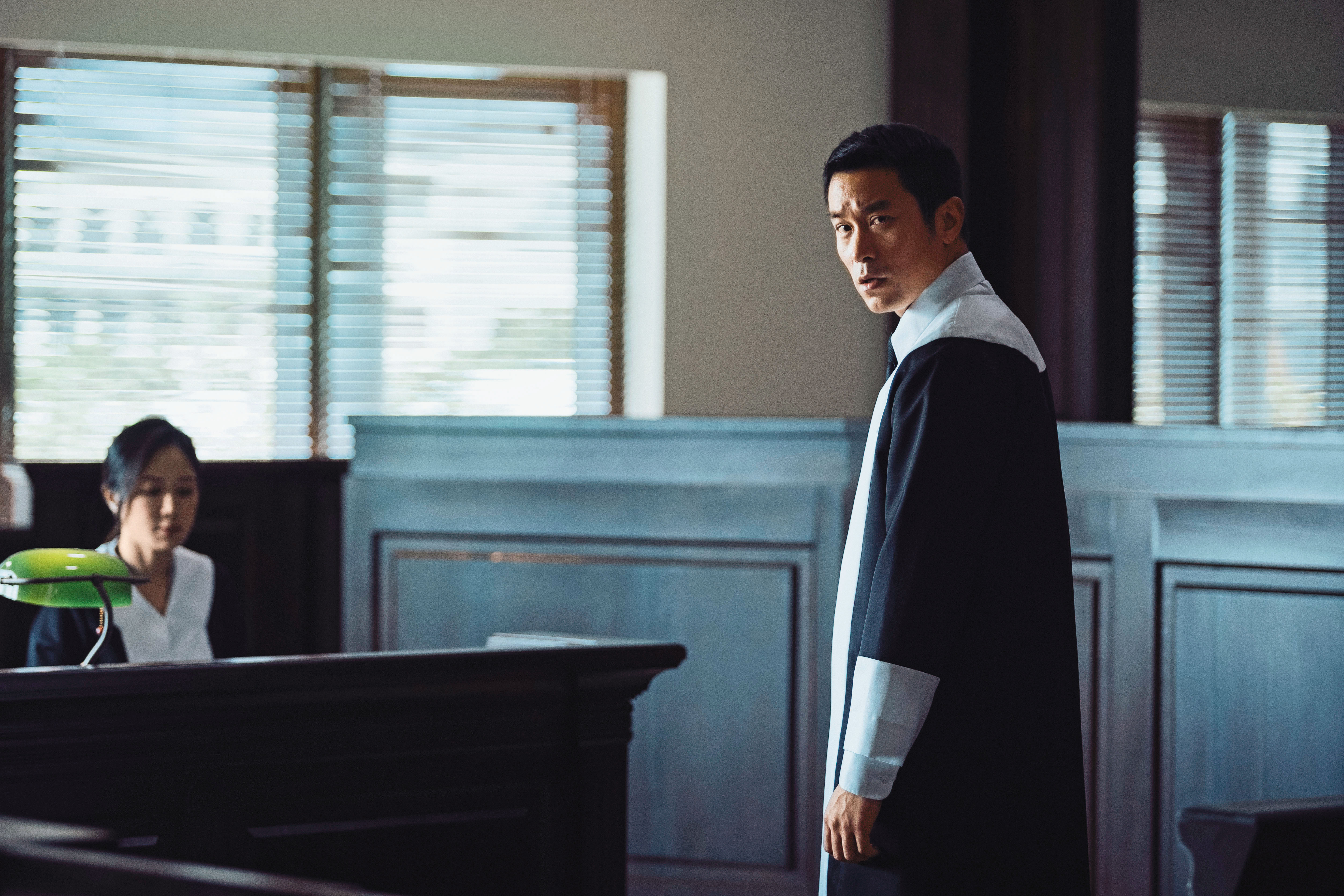 全片藉法律類型包裝，描述不同時空下律師張孝全（右）與尹馨（左）對性侵案的思辨過程。（傳影互動提供）