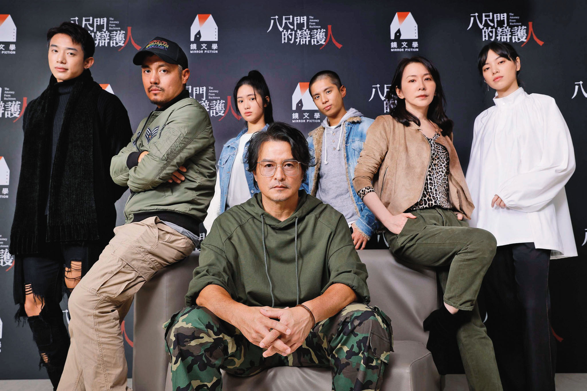 影集《八尺門的辯護人》主要演員包括李銘順（前排）、初孟軒（後排左起）、范逸臣、雷嘉汭、Trevyn、潘儀君與陸夏。（鏡文學提供）