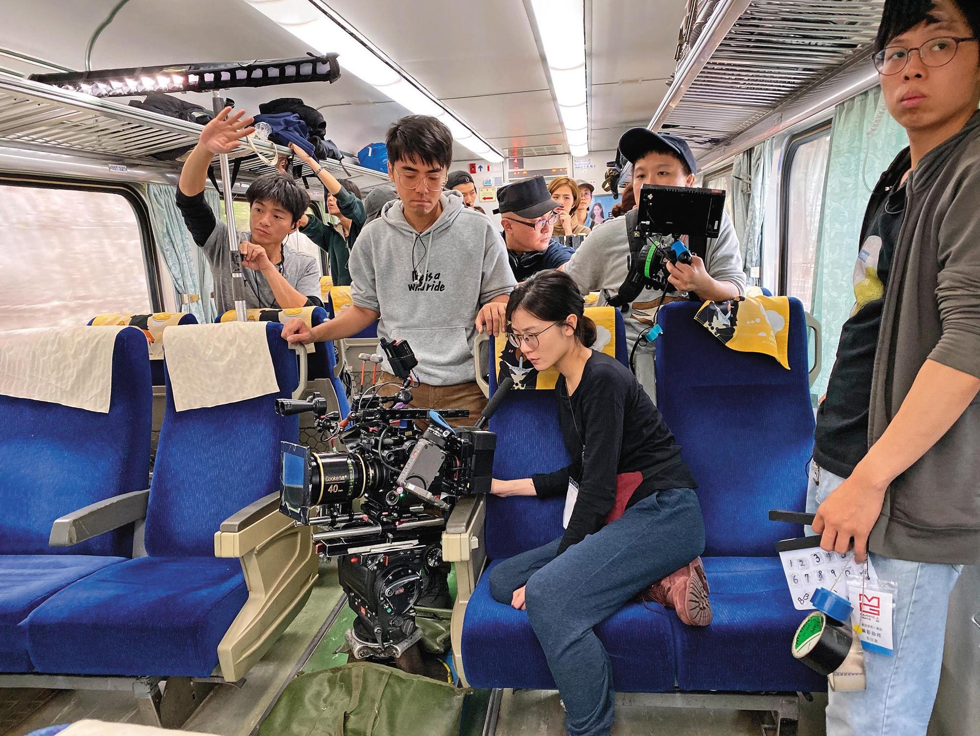 片中男女主角因搭火車認識,因此有不少在火車上拍攝的場景。(傳影互動提供)