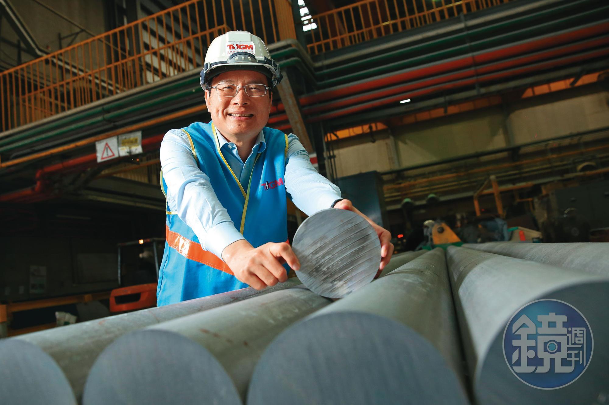 顏德新擅長收購、整頓有經營危機的公司，2007年入主瀕倒鋁合金廠，靠成本管理與靈活經營手段逆轉頹勢，之後借殼上市，更名廷鑫興業。