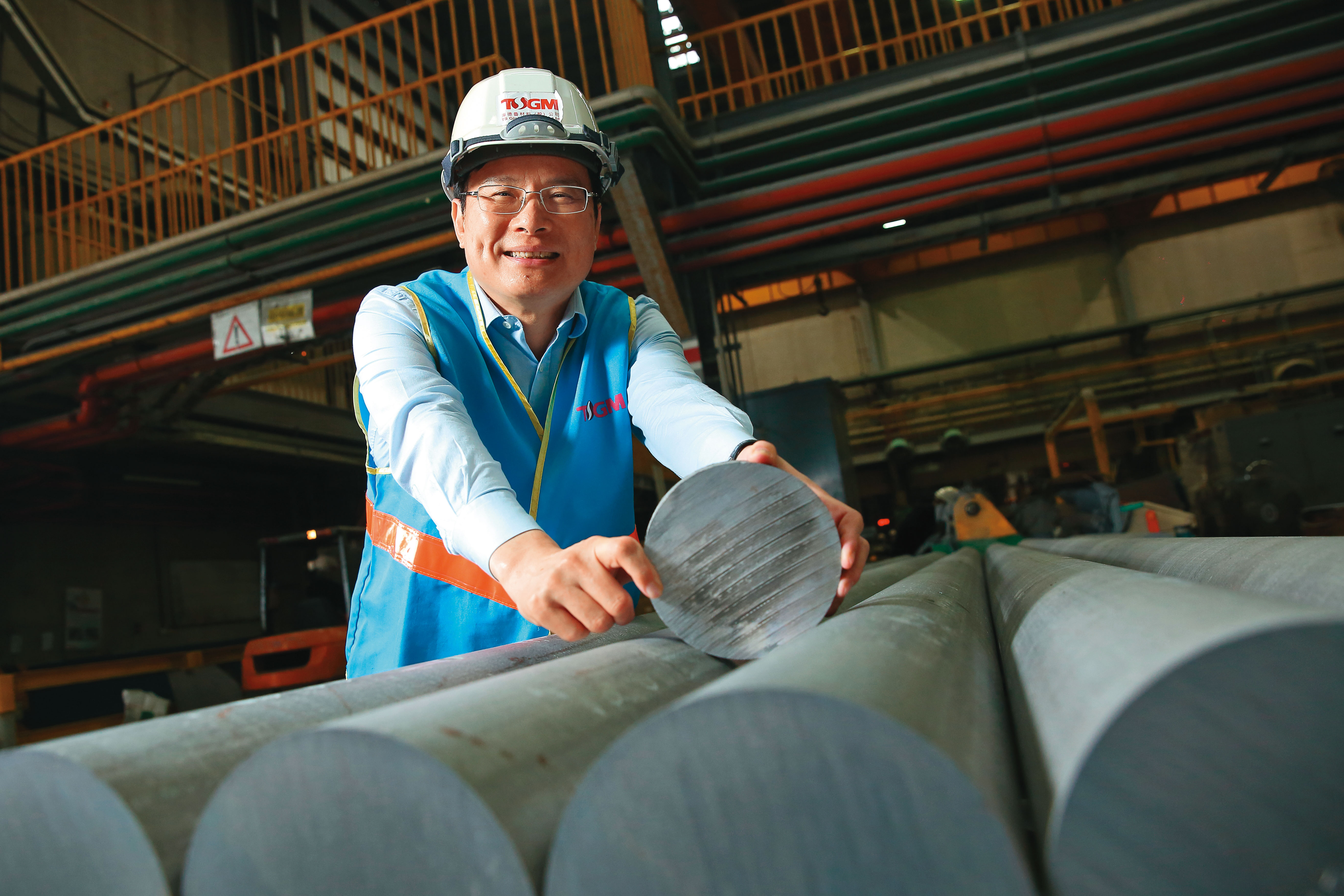 顏德新擅長收購、整頓有經營危機的公司，2007年入主瀕倒鋁合金廠，靠成本管理與靈活經營手段逆轉頹勢，之後借殼上市，更名廷鑫興業。