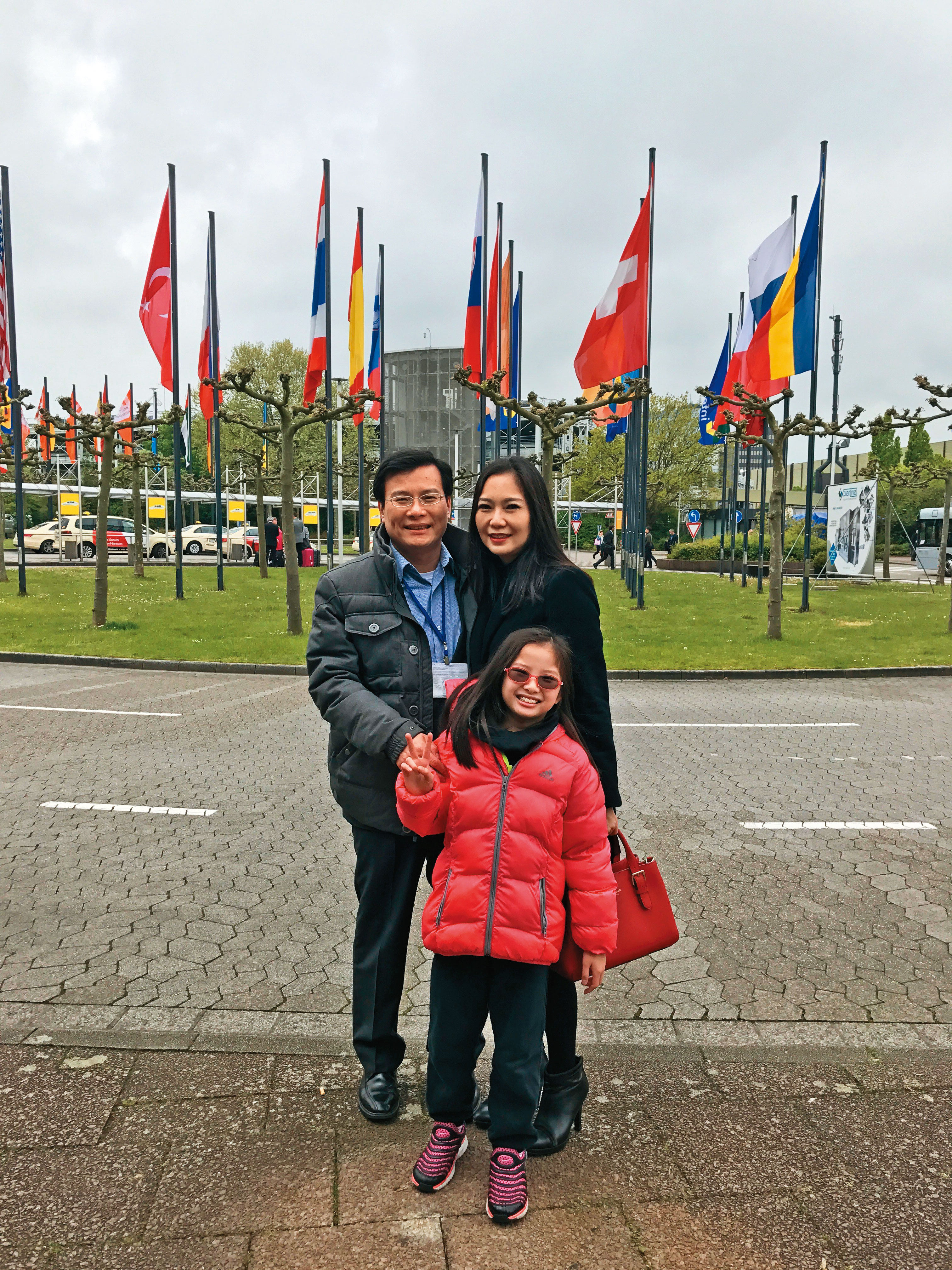  顏德新與林靜宜為皇將科技赴歐洲參展時，帶小女兒同行，讓她了解爸媽工作辛苦的一面。（顏德新提供）