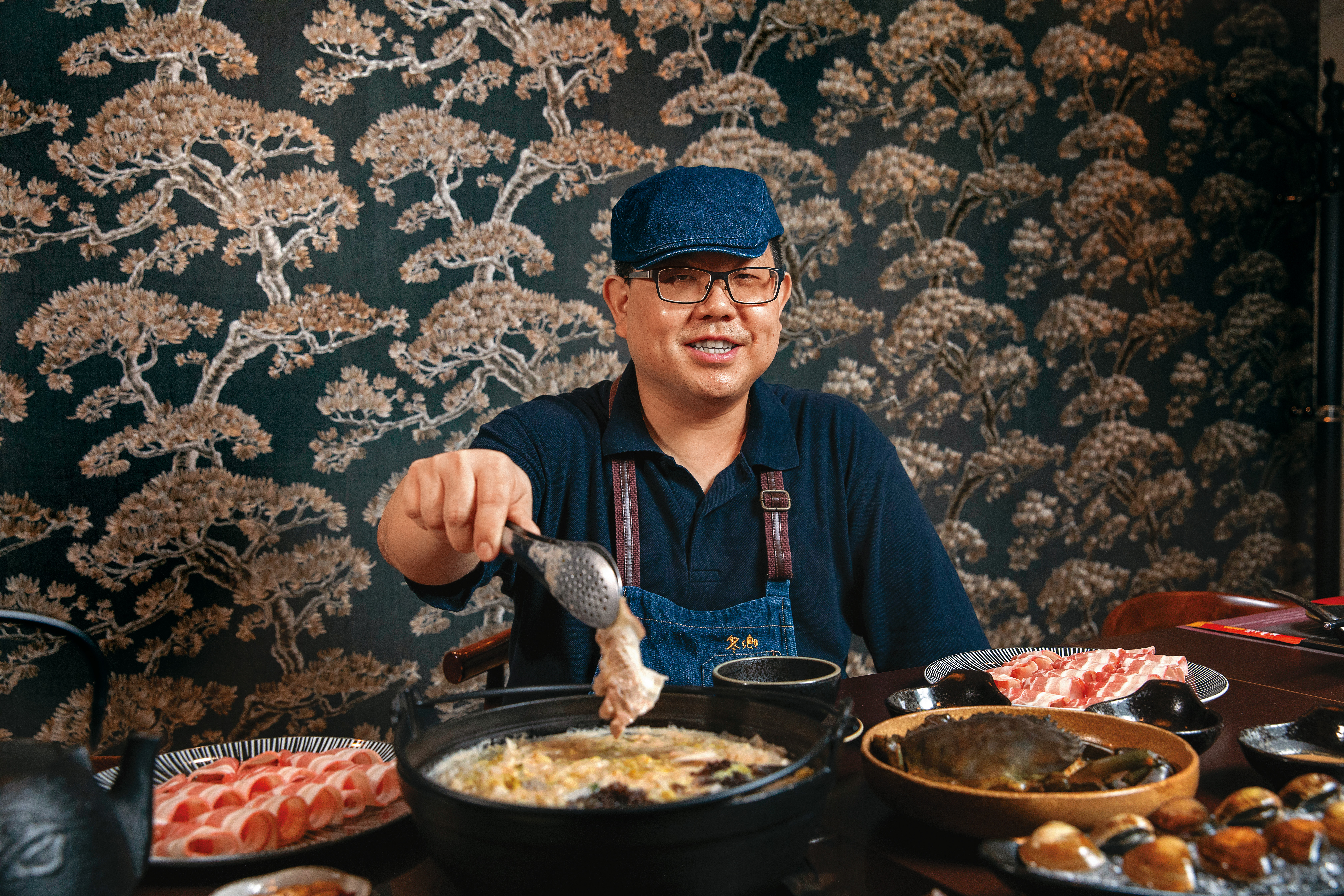 曾是羽球選手的白宇皓，接下父親開設的冬鄉小廚，以家傳三代醃漬酸白菜功夫，奪下高雄2021大港吃鍋冠軍鍋王。