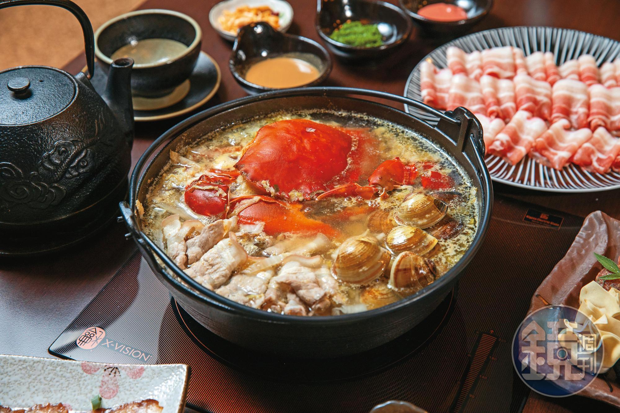 冬鄉小廚遼寧酸菜白肉鍋放入活蟹烹煮。（含開胃菜、主廚神祕好禮、副食、甜點，3880元／2人份）