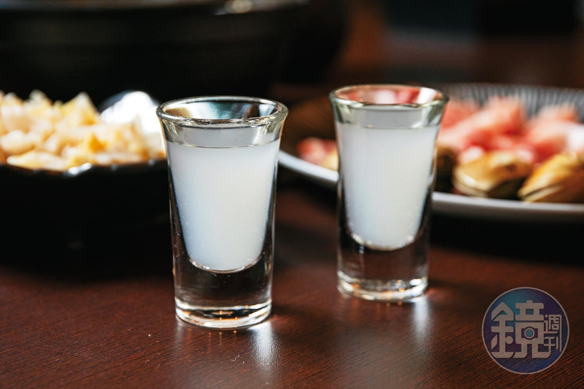 用餐前，白宇皓會請客人先喝1杯老滷汁，體驗自然發酵的酸白菜風味。