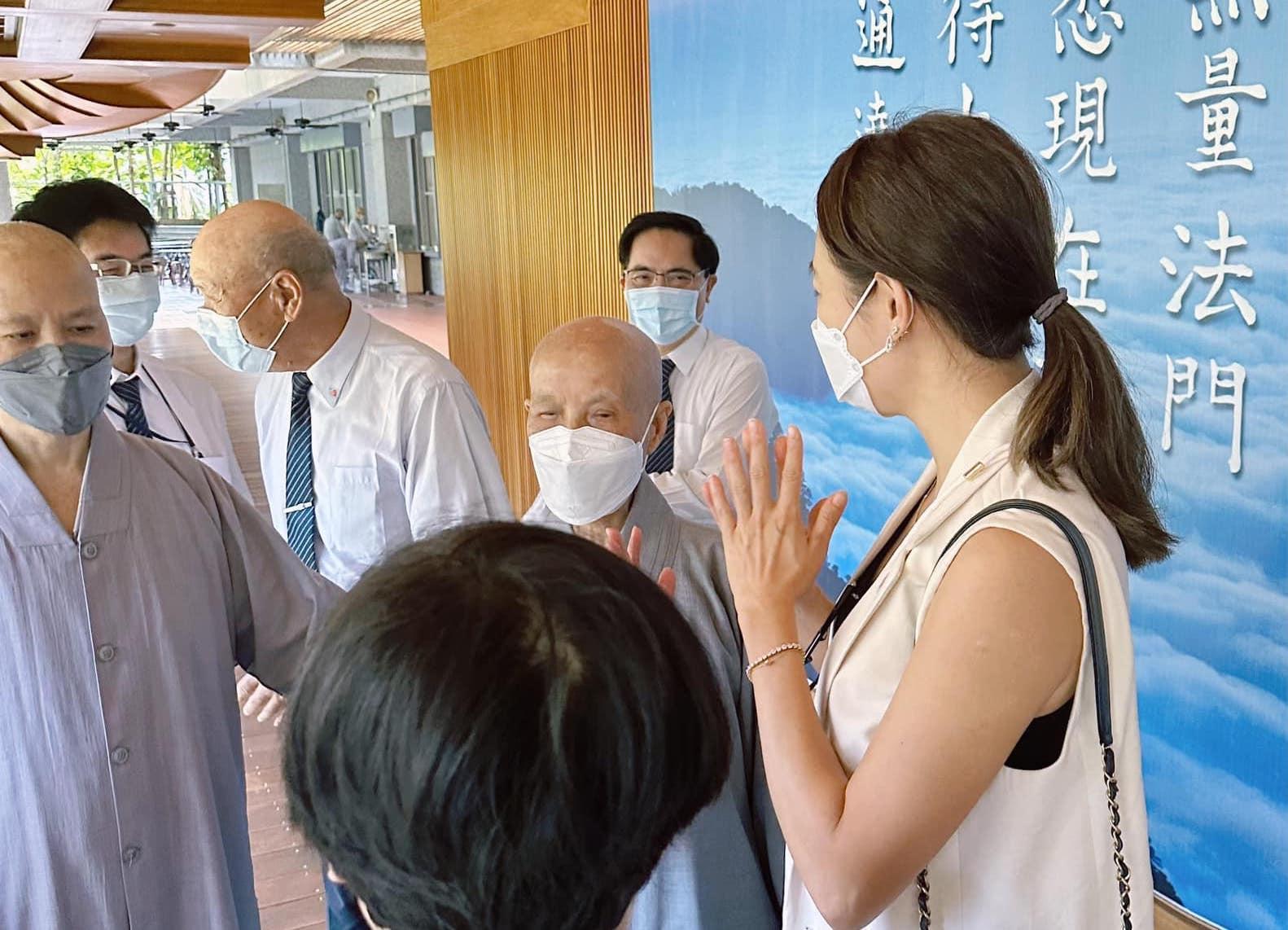 賈永婕昨到慈濟與證嚴法師見面。（翻攝賈永婕臉書）
