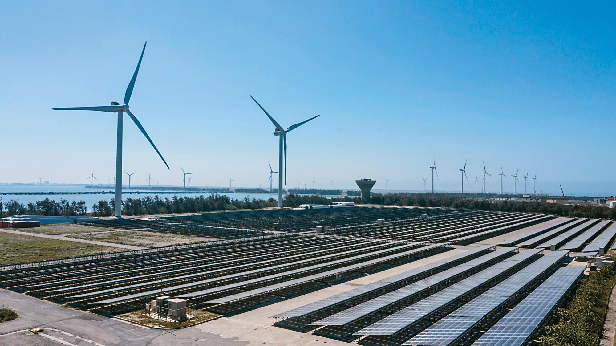 台泥綠能在彰化設置太陽能光電廠,現可提供12百萬瓦電力,同時架設兩支風力發電機產出7.2百萬瓦電力,成為全台第一座風光電廠。(台泥企業提供)