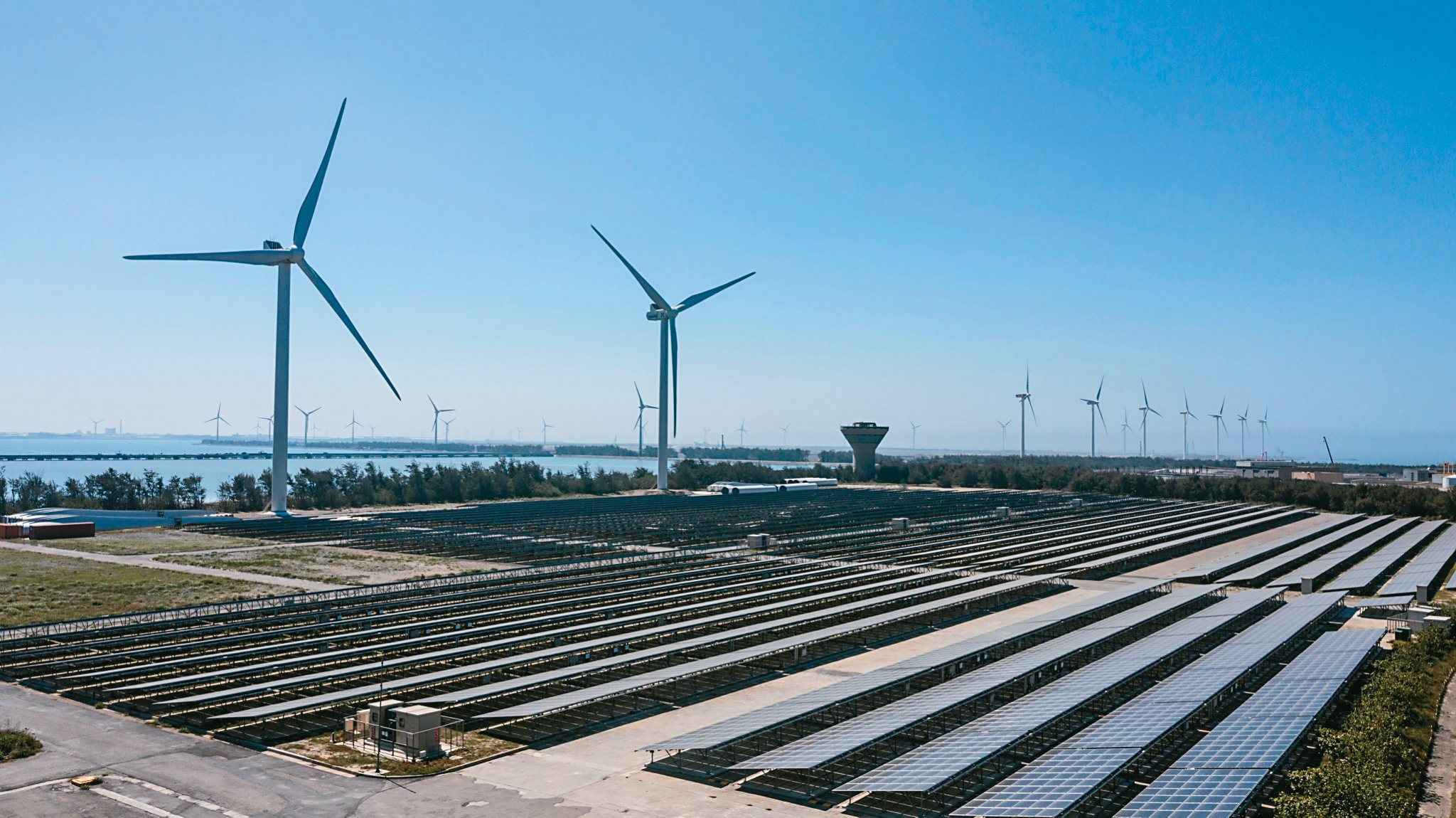 台泥綠能在彰化設置太陽能光電廠，現可提供12百萬瓦電力，同時架設兩支風力發電機產出7.2百萬瓦電力，成為全台第一座風光電廠。(台泥企業提供)