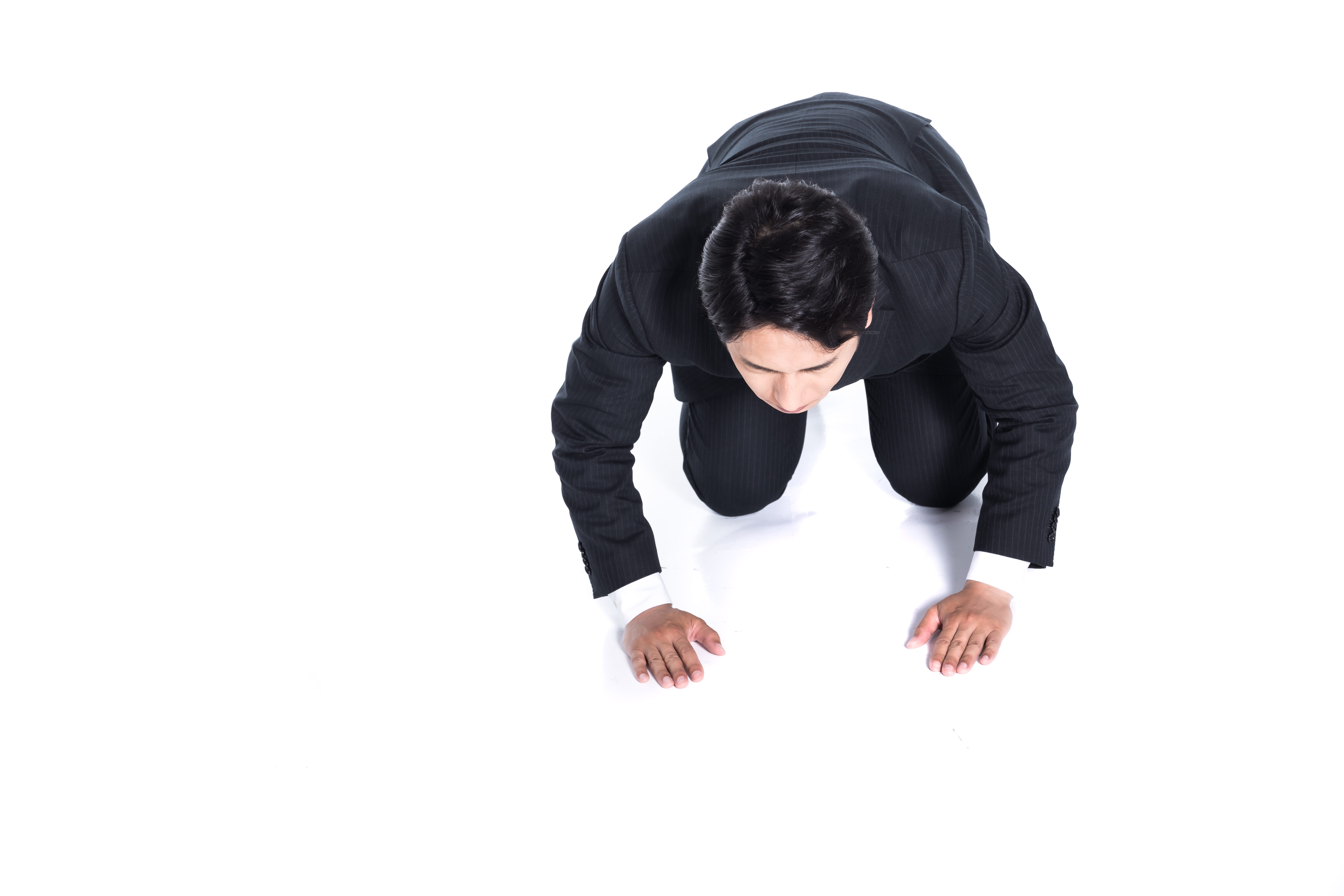 日本一名男子嫌小朋友玩耍聲音太吵,竟逼迫孩子土下座、威脅要殺了他們。(土下座示意圖,翻攝自pakutaso)