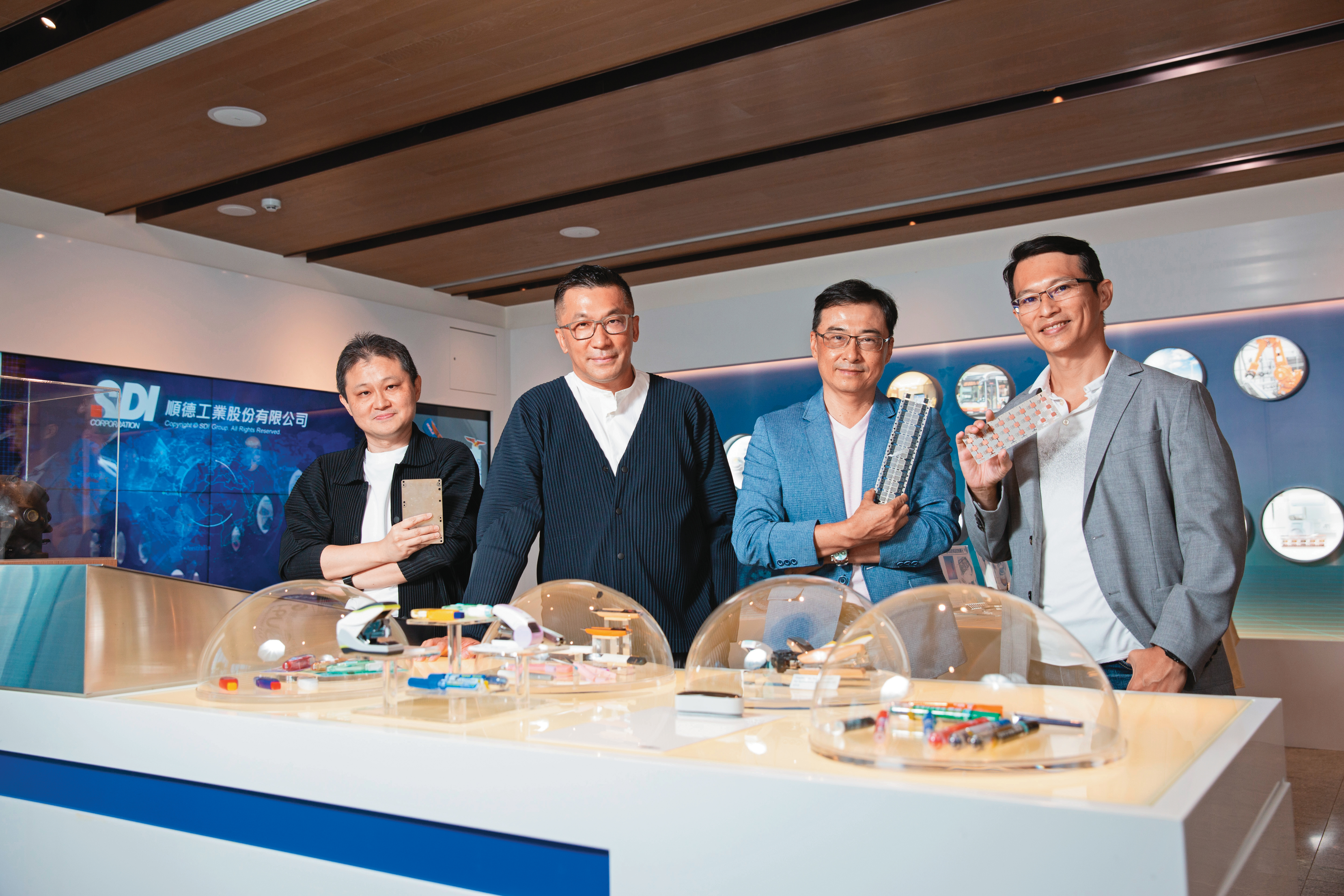 順德第三代接手，以專業經理人模式多角化經營，擴張集團事業版圖。（由左到右：順德稽核室主任陳維政，順德總經理陳維德，朝新金屬總經理陳維舜，德輝科技副總陳維仁。）