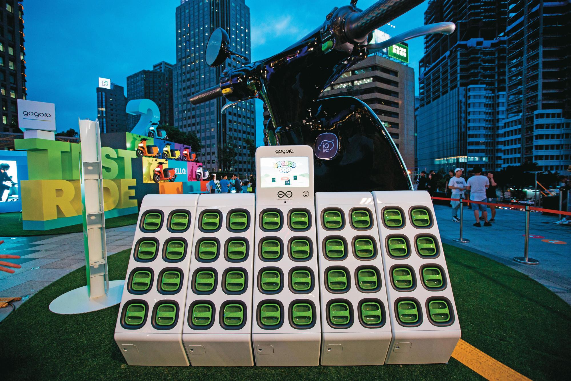 金雨分別跟Gogoro、光陽協同進行換電站電池機櫃開發、量產及整機組裝。