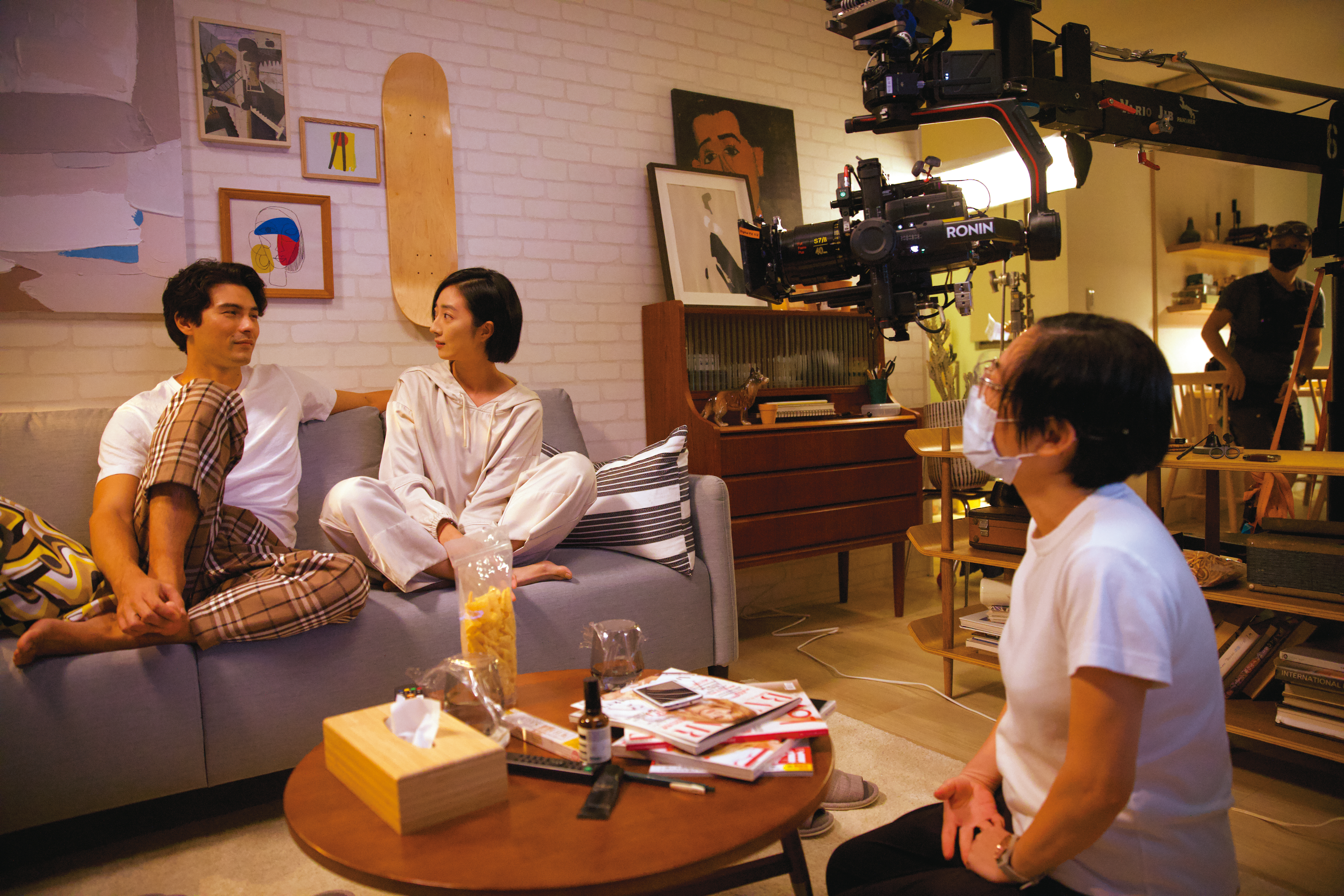 鳳小岳（左起）與桂綸鎂事前深入讀本，做足準備，讓導演李芸嬋（右）精確掌控拍攝進度。（Disney+提供）