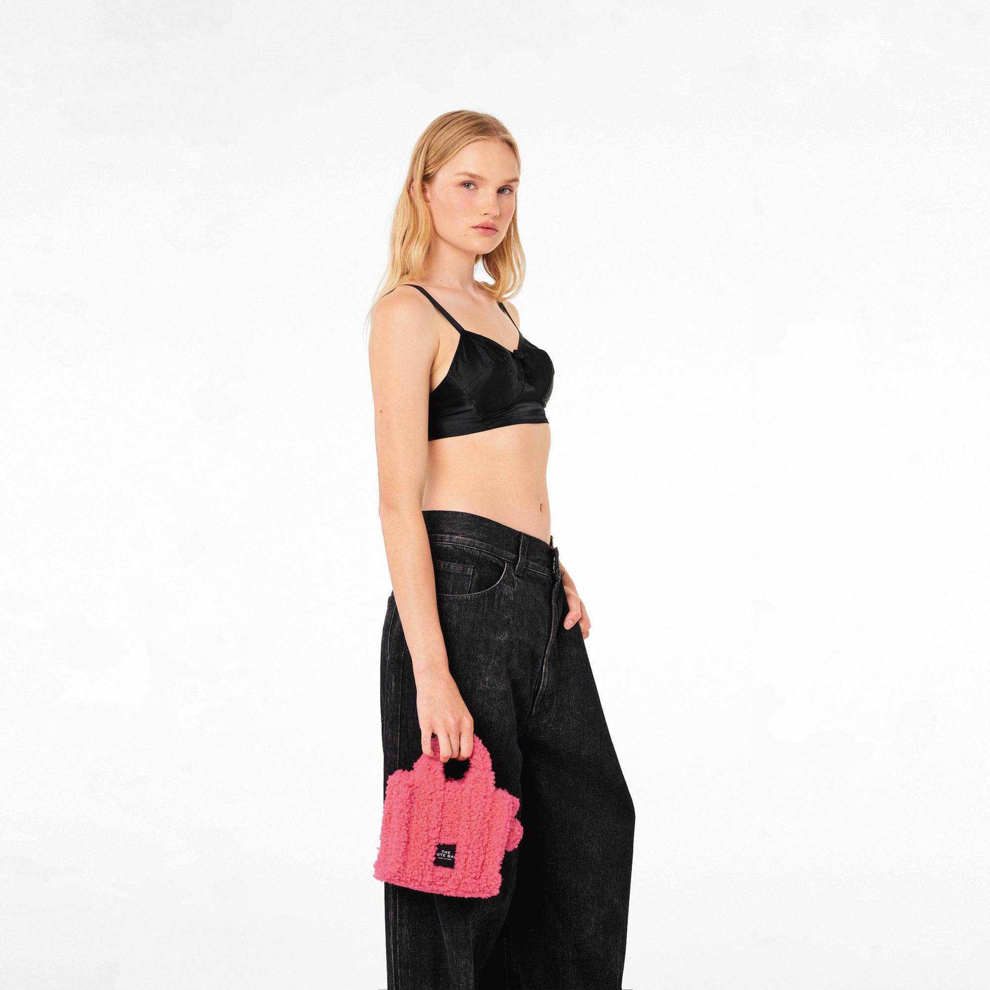 Marc Jacobs粉莓紅泰迪熊絨毛The Tote Bag（迷你）。NT$10,900。（俊思提供）