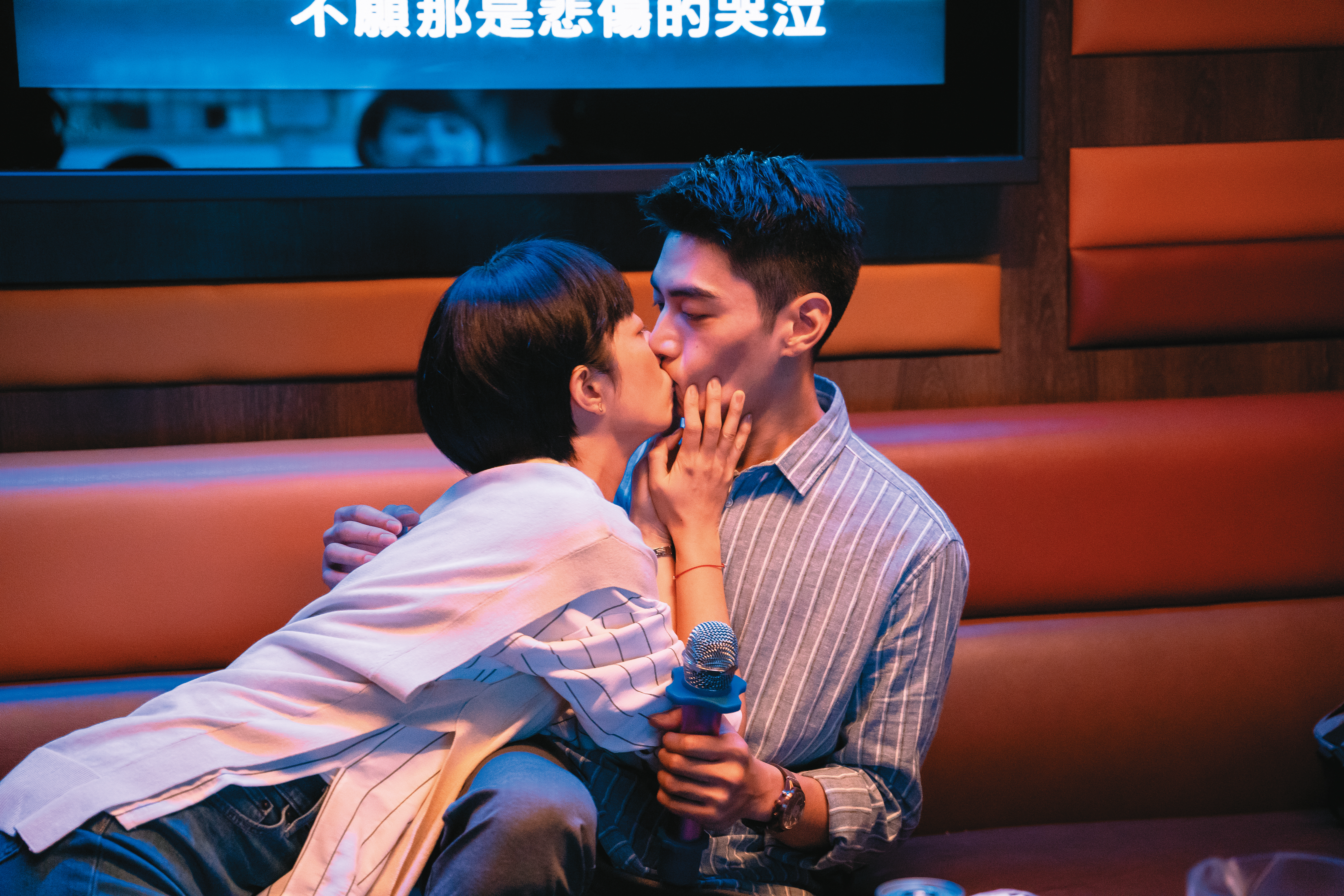 桂綸鎂(左)在劇中與10位男性談情,還主動索吻宋柏緯(右)。(Disney+提供)