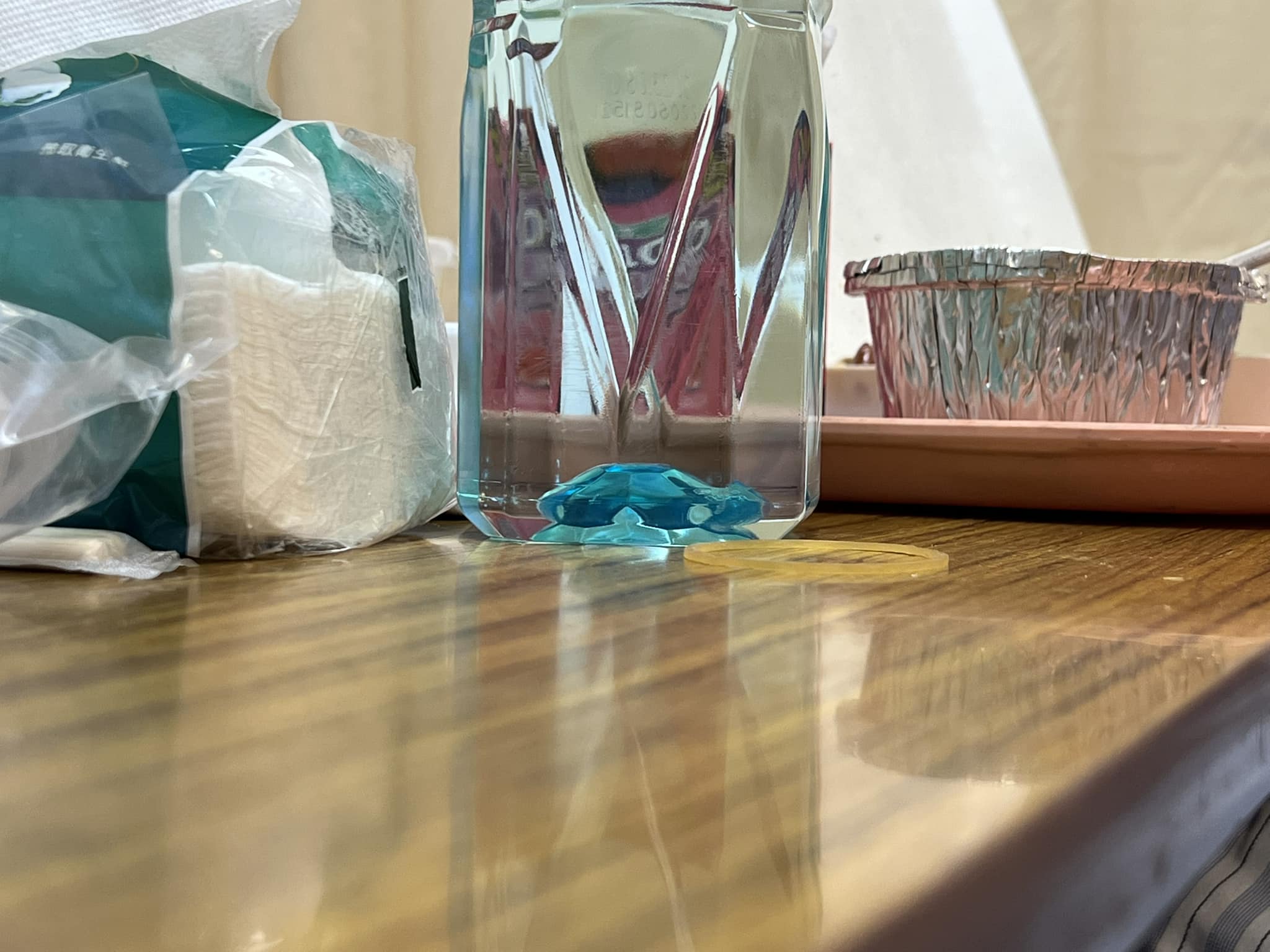 網友意外發現礦泉水底部某個角度會出現一台「車子」的形狀，引起熱議。（翻攝自臉書社團路上觀察學院）