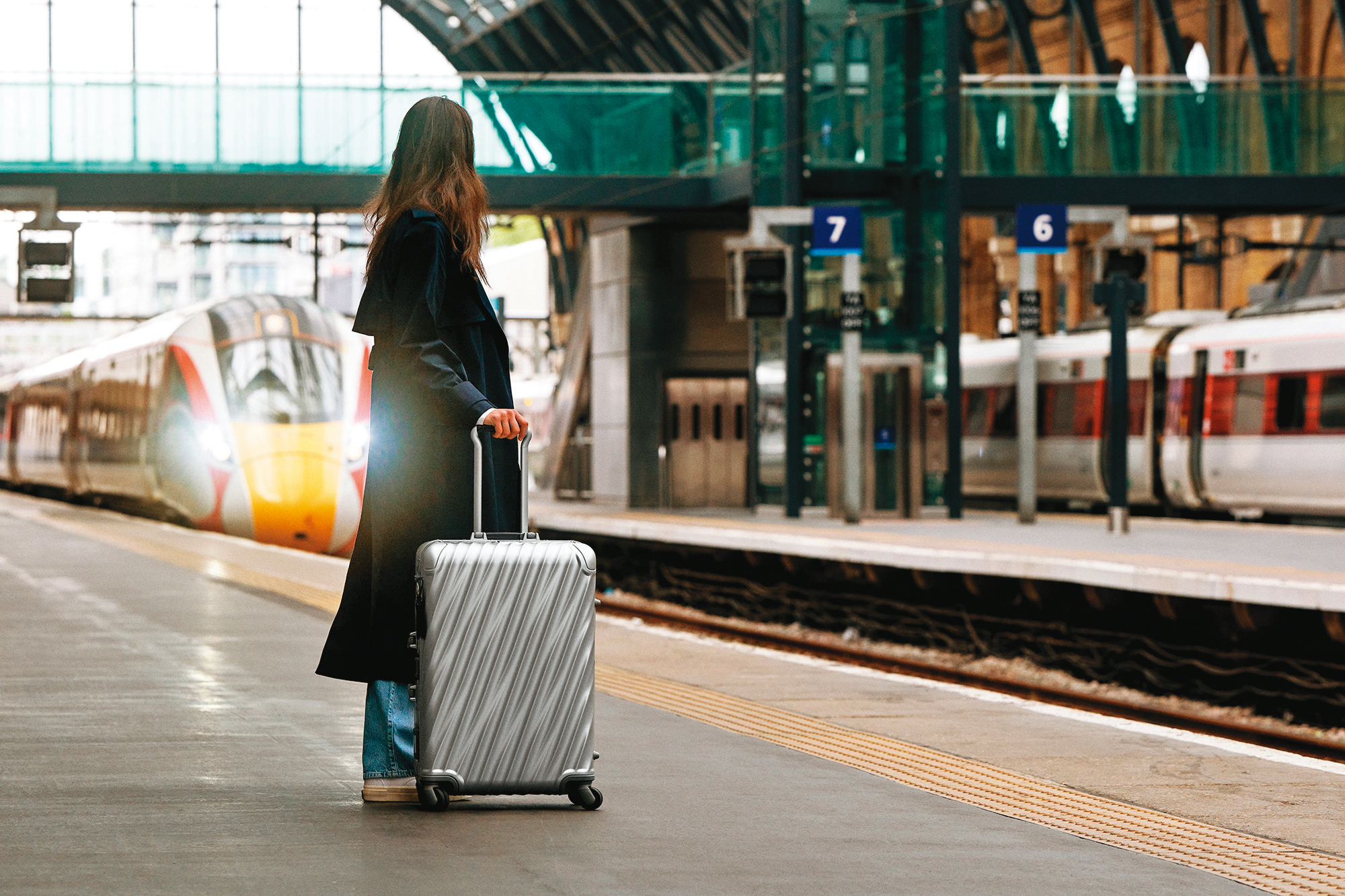 拖著行李箱站在異國月台的生活即將回來啦！實在太令人雀躍了。9 Degree Aluminum 24吋銀灰色鋁合金旅行箱 NT$52,800。