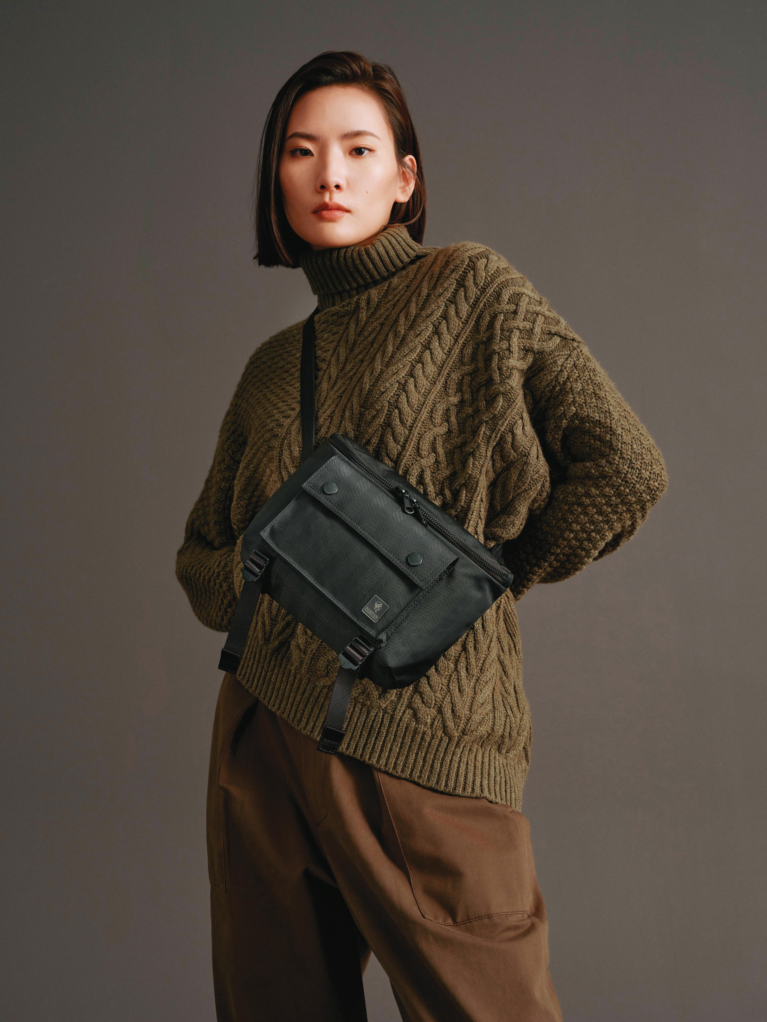 黑色雙調整織帶斜肩包 NT$3,950。（PORTER INTERNATIONAL提供）