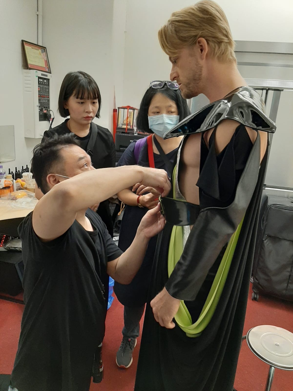 設計師陳科維（左）為法比歐打造的戲服構造複雜華麗，還可以看到側漏的壯碩胸肌。（Alexander King Chen提供）