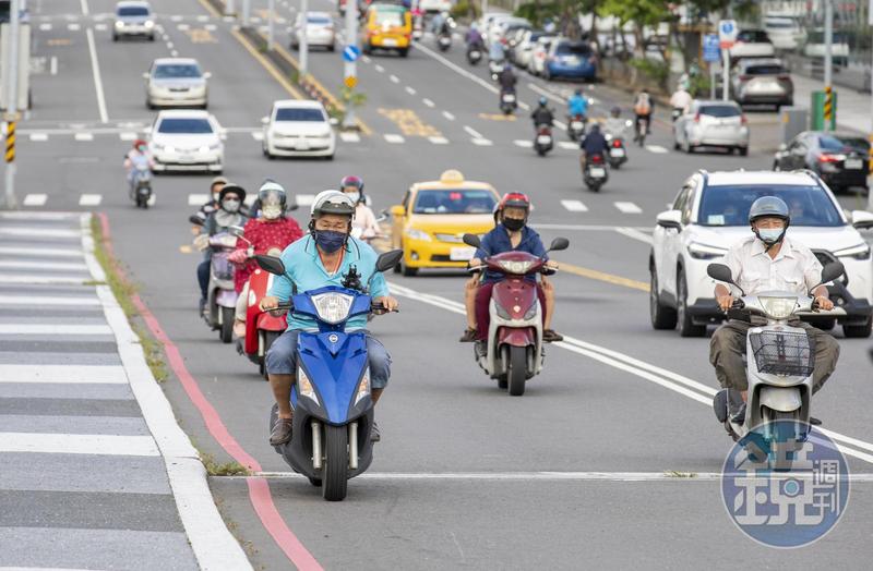 騎機車通勤方便,但未來不排除考照要加考路考。(本刊資料照)