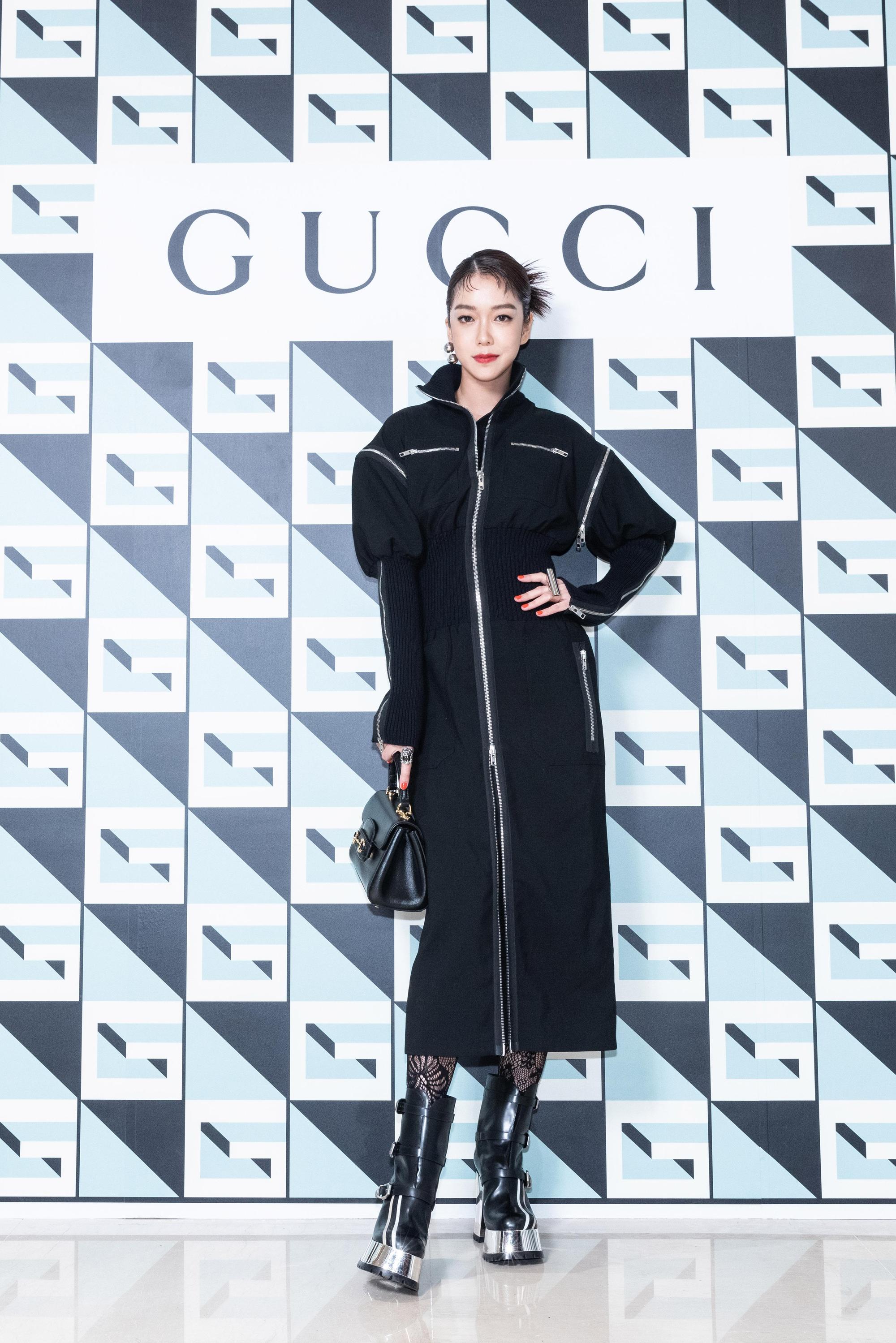 李霈瑜身上的GUCCI黑色拉鍊洋裝未定價、黑色高跟靴NT$65,900、黑色馬銜鍊肩背提包NT$100,800。（古馳提供）