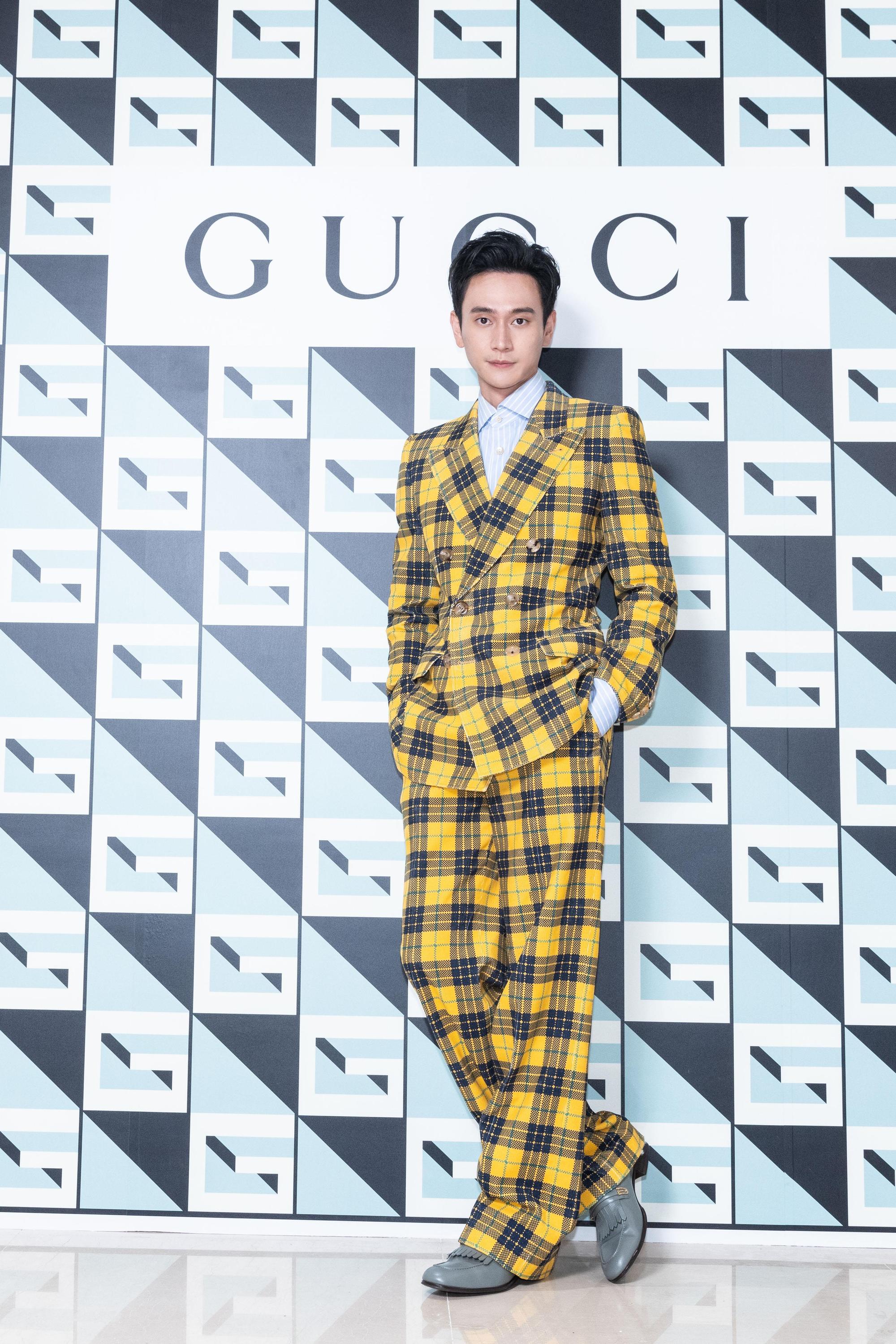 劉冠廷穿著GUCCI黃色格紋西裝外套NT$151,100、藍色襯衫NT$22,700、黃色格紋西裝褲NT$40,700、灰色皮鞋NT$32,500。 （古馳提供）