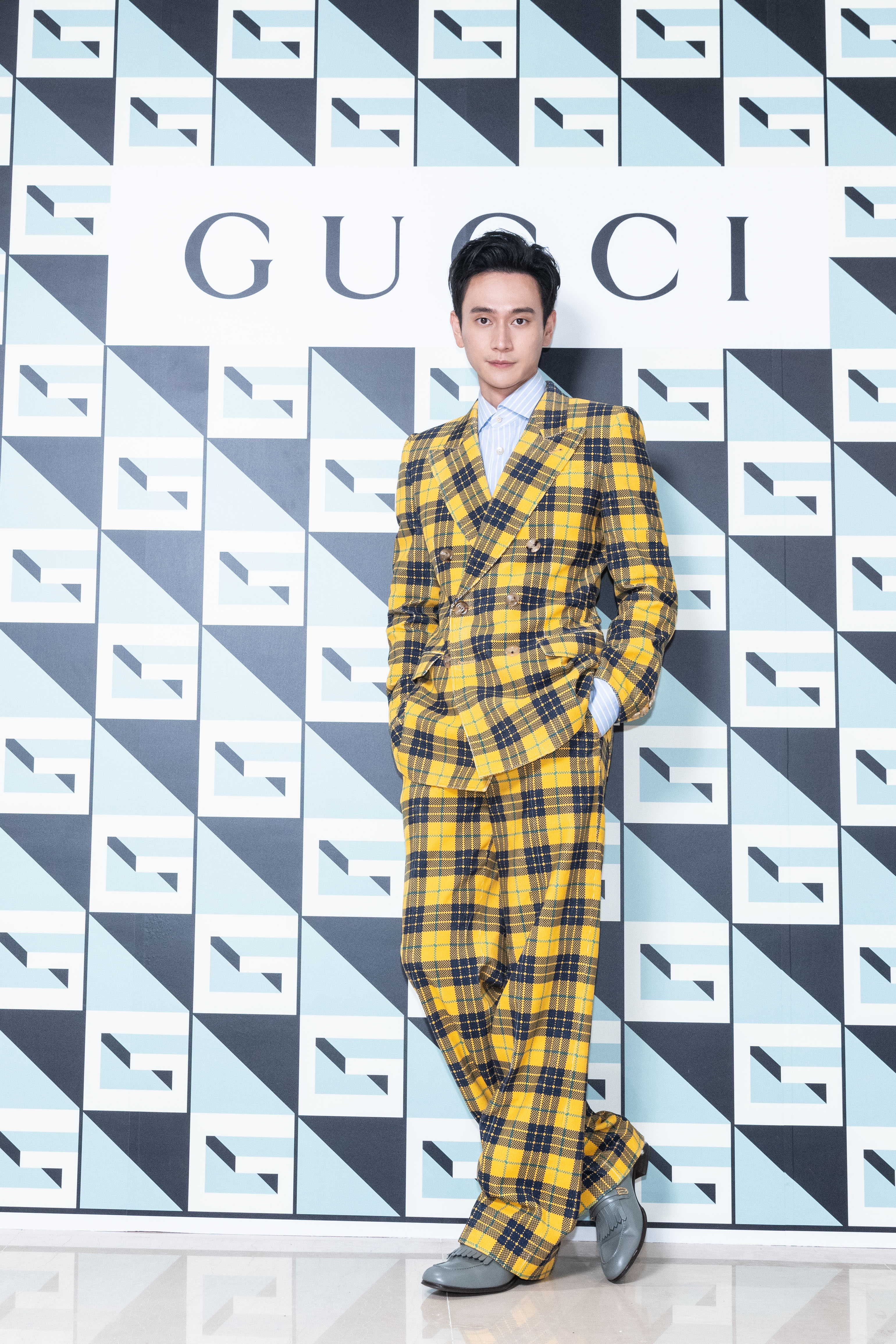 劉冠廷穿著GUCCI黃色格紋西裝外套NT$151,100、藍色襯衫NT$22,700、黃色格紋西裝褲NT$40,700、灰色皮鞋NT$32,500。 （古馳提供）