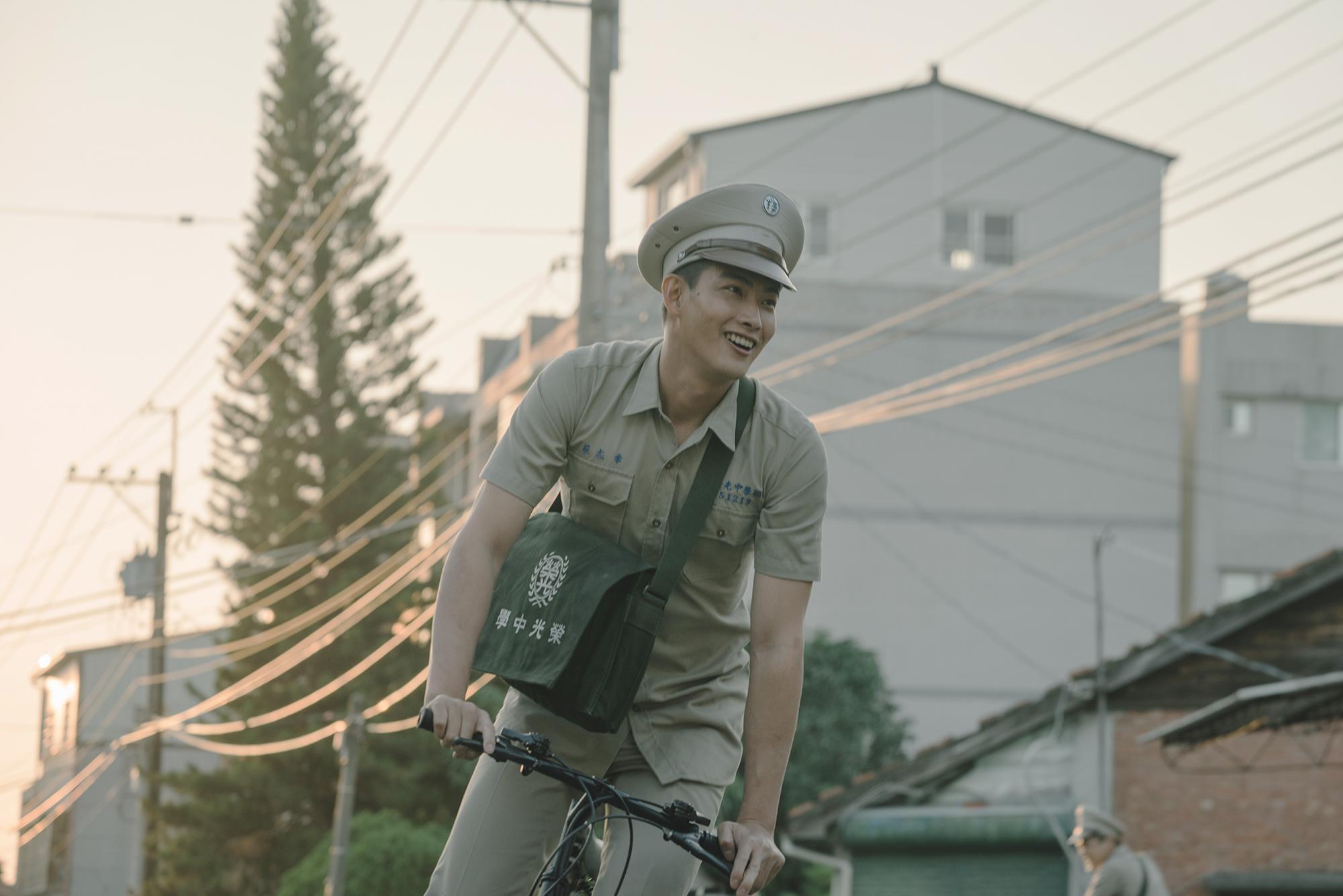 現年31歲的張庭瑚降齡演出學霸高中生,看起來依舊青春洋溢。(甲上)