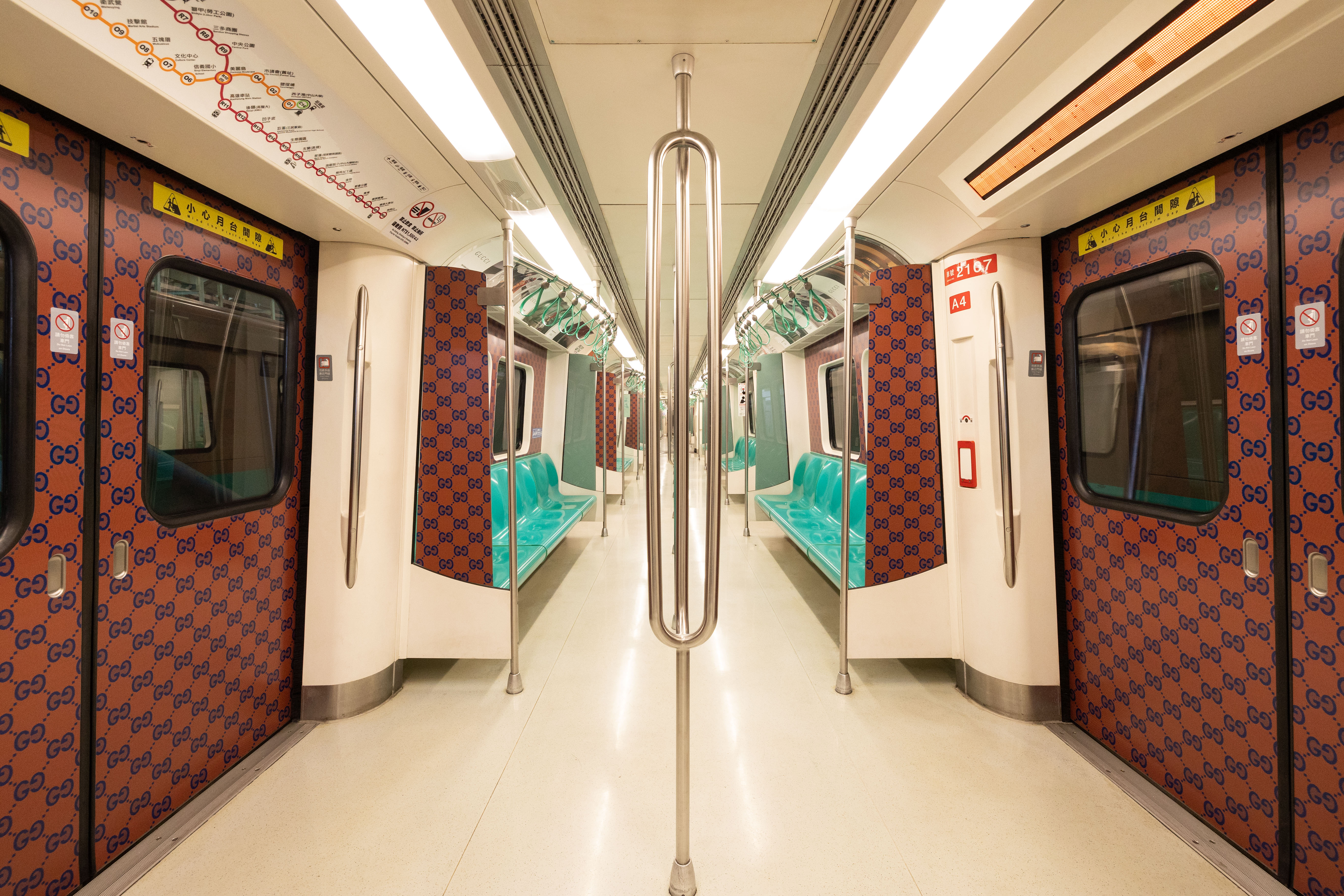 高雄捷運車廂廣告，以滿滿的GG經典菱格紋包覆著。（古馳提供）