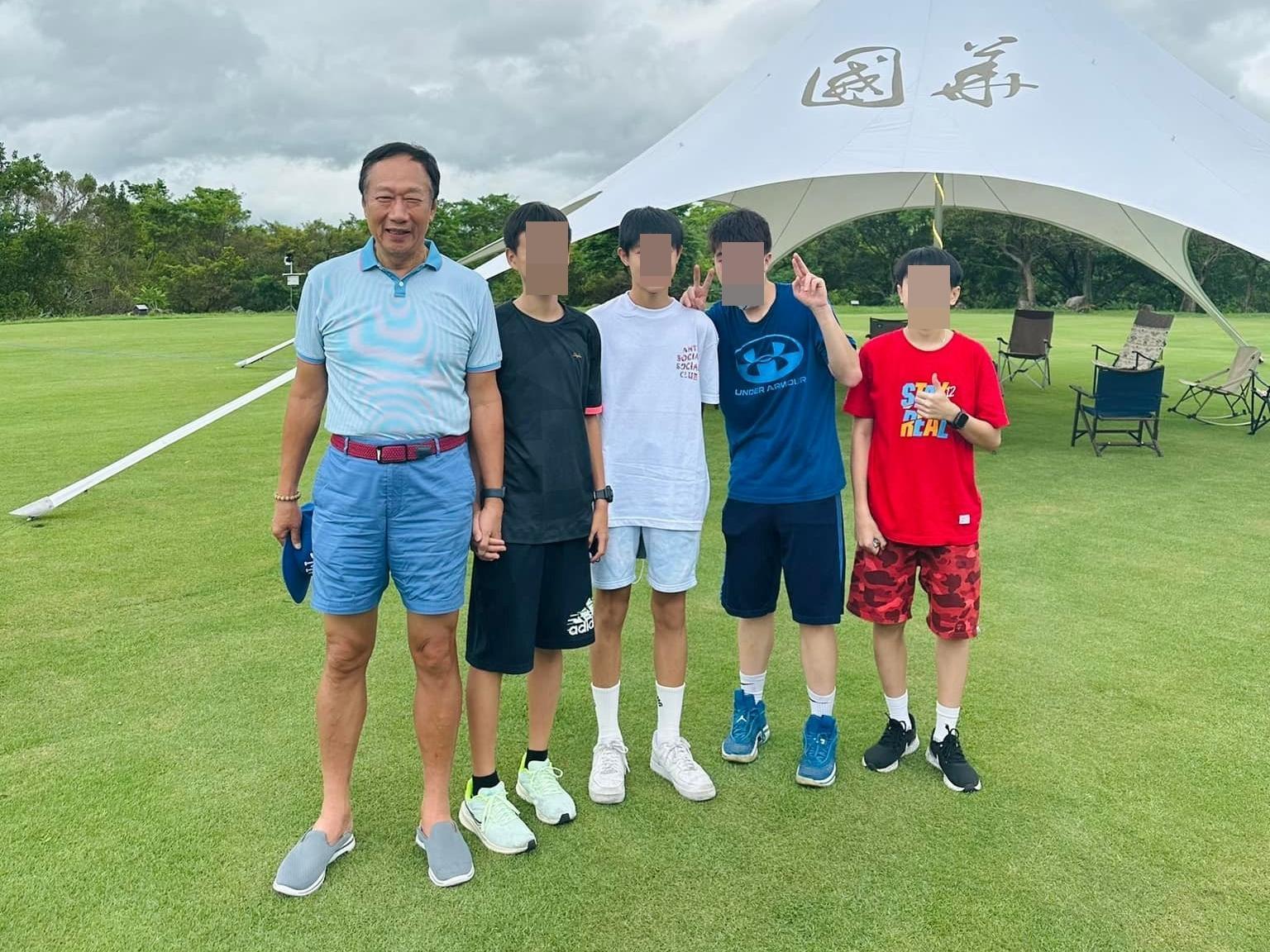 郭台銘（左一）和賈永婕兒子（左二）拍照時還十指緊扣。（翻攝自賈永婕臉書）