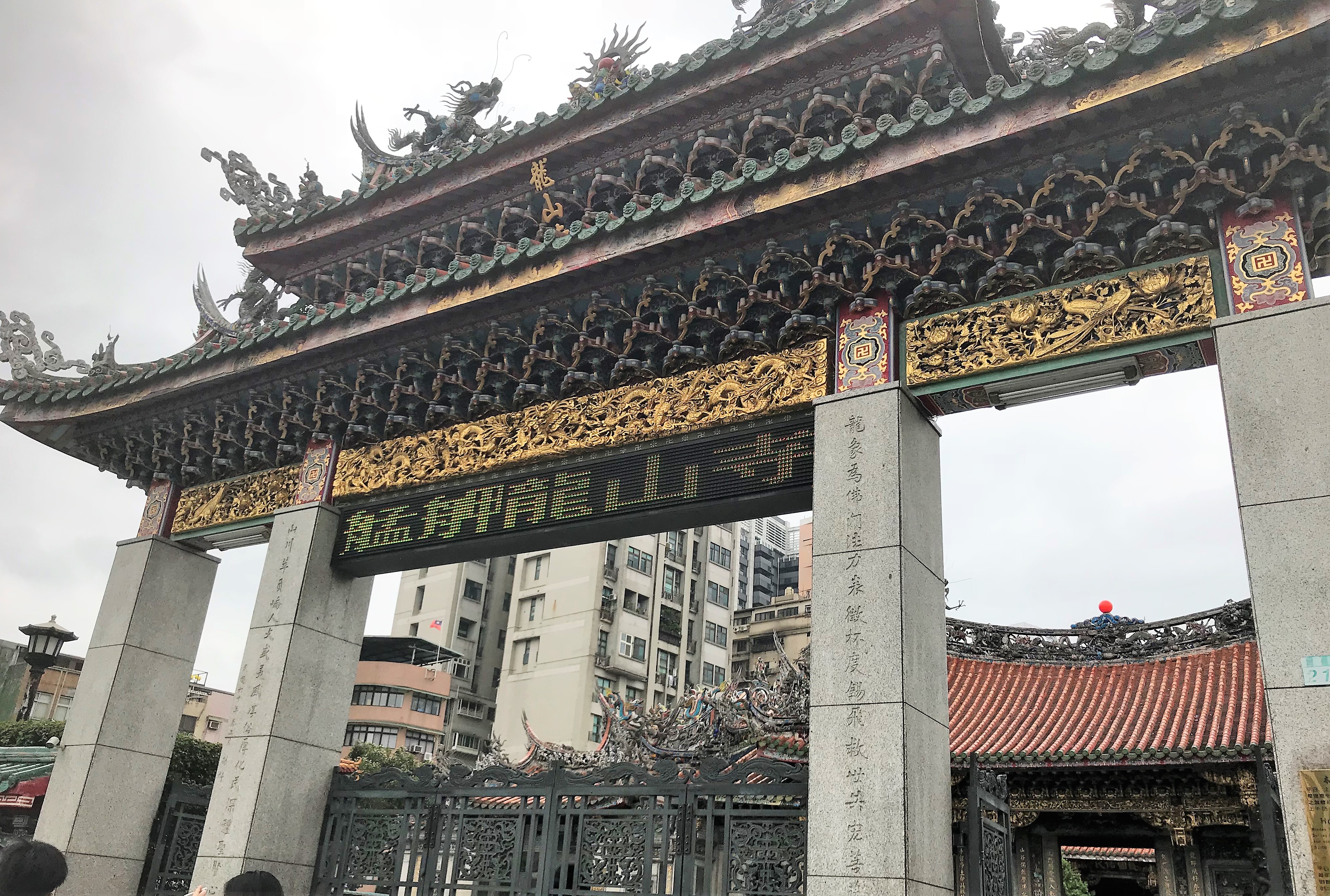 台北龍山寺昨下午驚傳有一名香港女學生陳屍在女廁中。（資料照）