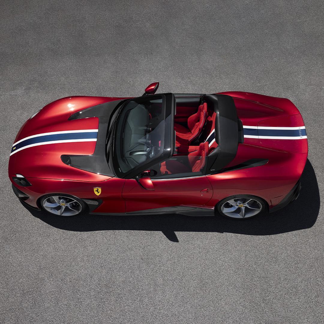 Ferrari SP51由首席設計師Flavio Manzoni領導的法拉利設計團隊匠心打造,是一台採用前中置V12引擎配置的法拉利敞篷跑車。