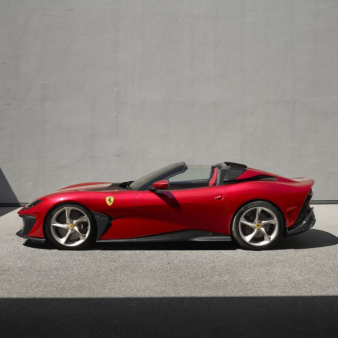 Ferrari SP51的整體設計兼具力量感與和諧之美,這歸功於其流暢的車身線條、充滿肌肉感且玲瓏有致的車身曲面。