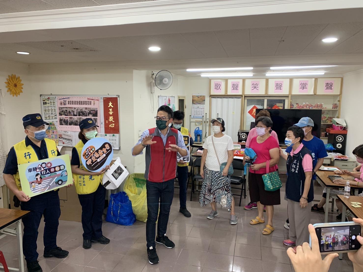 松山分局向長者宣導反光小物穿搭。（松山分局提供）