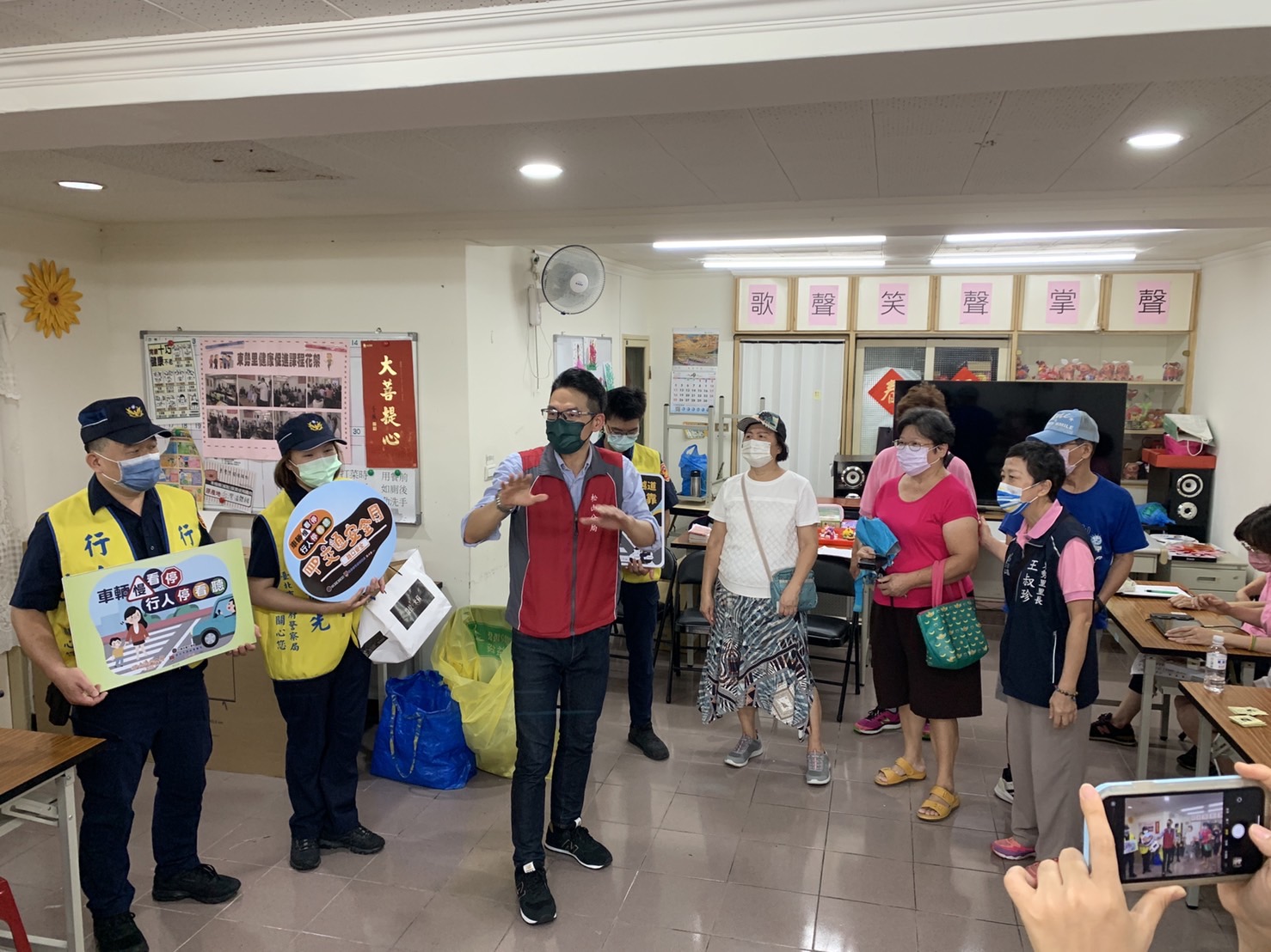 松山分局向長者宣導反光小物穿搭。（松山分局提供）