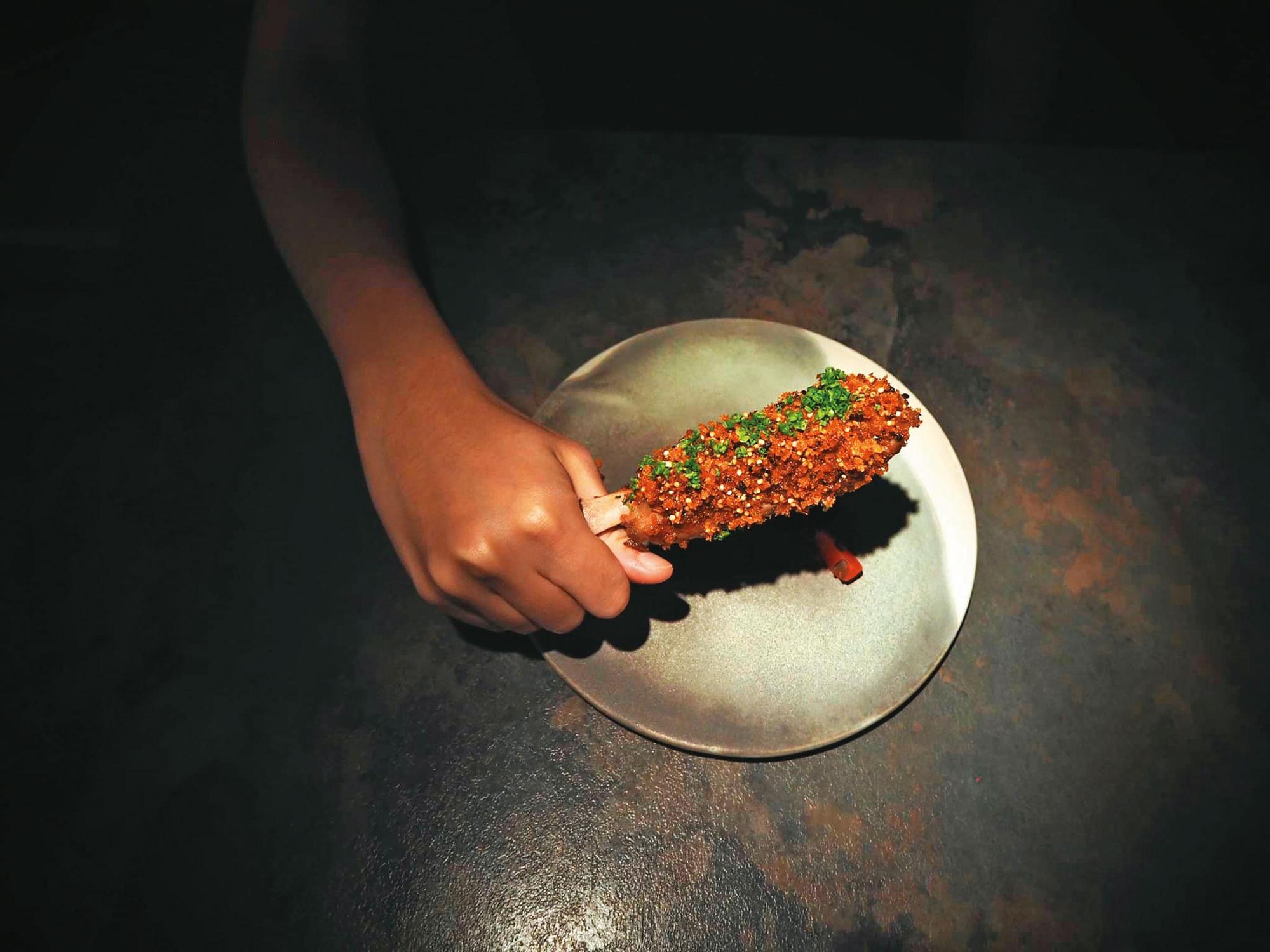 「Manga Niku」以鹽麴、香料醃製豬後腿的寸骨，肉香味十足。
